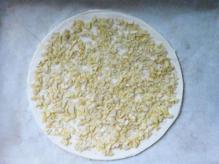 Schritt 1: Boden für die Apfel Tarte belegen. Schritt 1: Boden für die Apfel Tarte belegen.