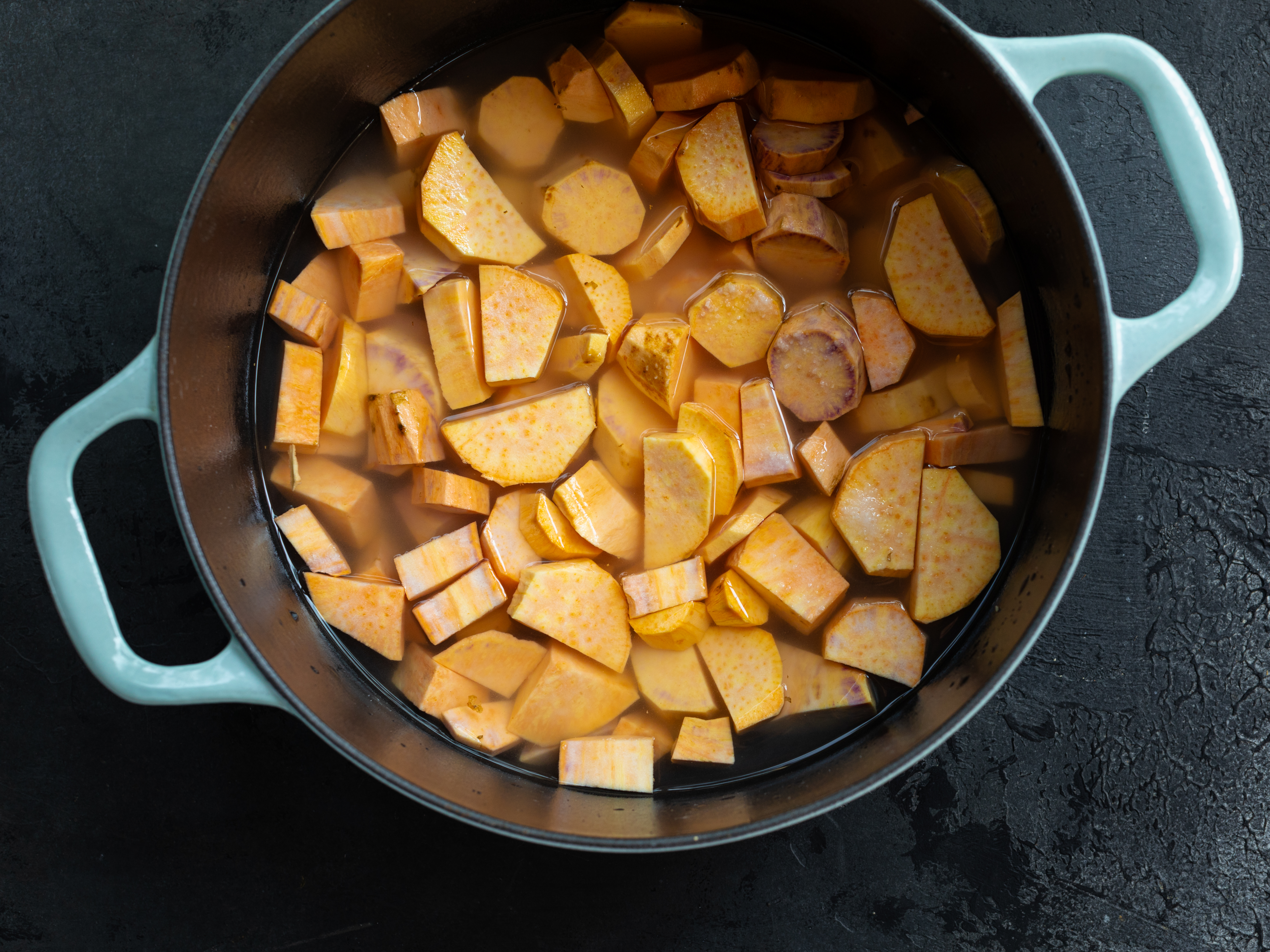 Schritt 1: Süsskartoffel für Miso-Süsskartoffel Püree vorbereiten und kochen  