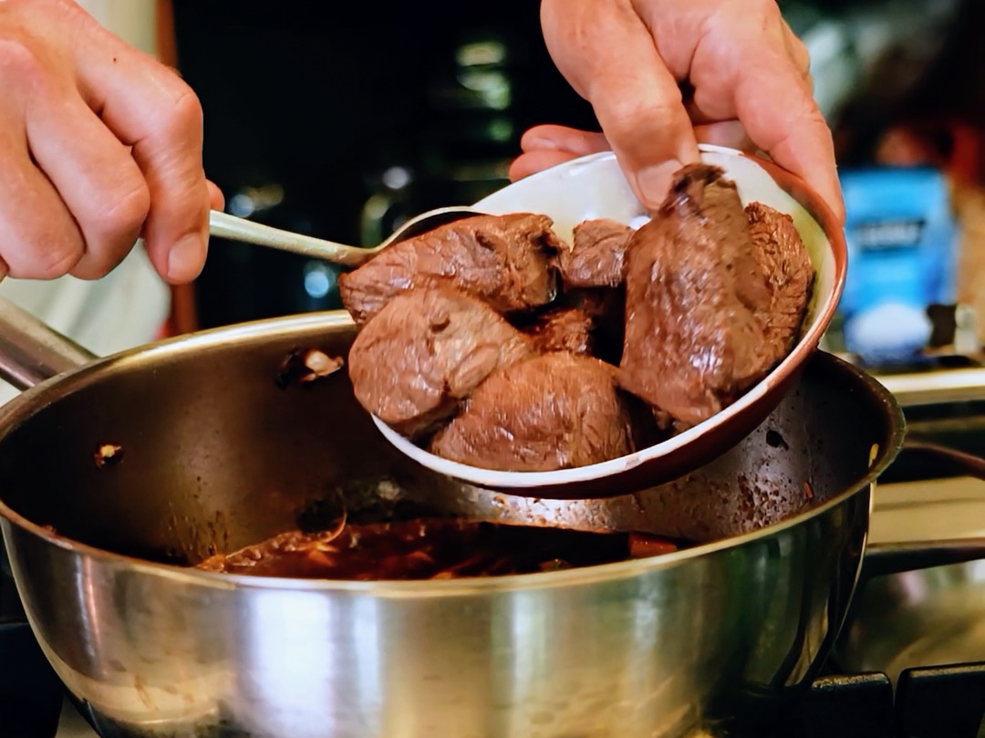 Schritt 3:  Fleisch für Ragu di Manzo zerkleinern und Sauce verfeinern 