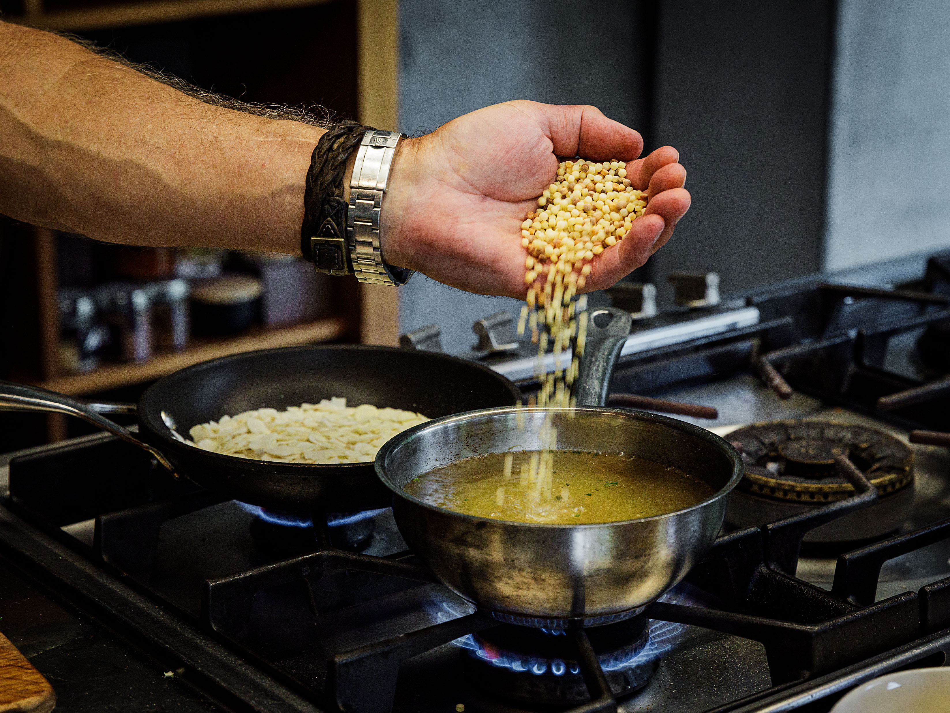 Schritt 2: Fregola sarda für Gerösteten Kürbis mit Fregola sarda, Datteln und Mandeln kochen