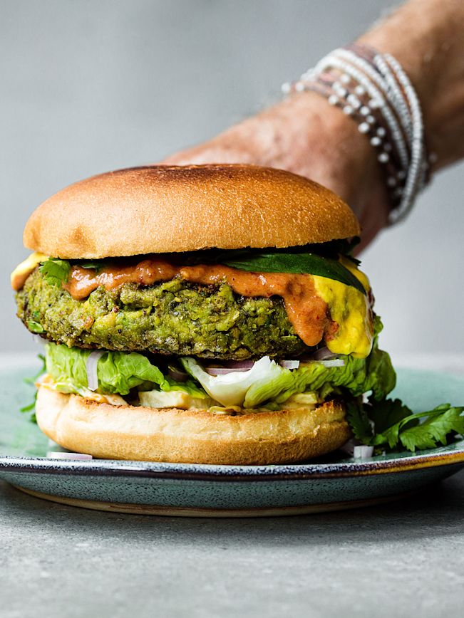 Schritt 4: Linsen-Kichererbsen-Burger mit Feta und Harissa-Kurkuma-Joghurt braten und anrichten.