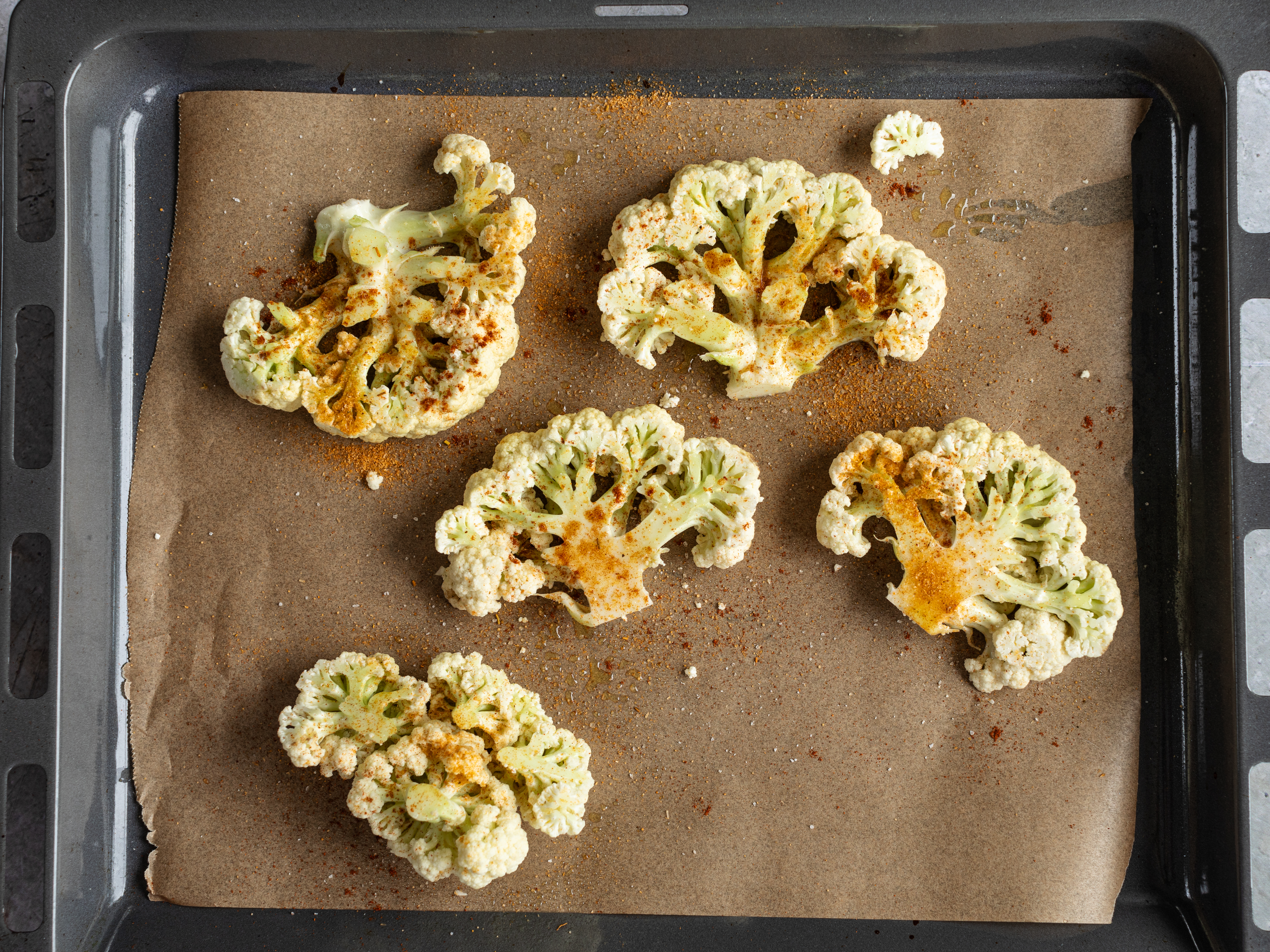 Schritt 1: Vorbereitung des Blumenkohls für Blumenkohl-„Steaks“ mit Knoblauch-Kräuter-Öl 