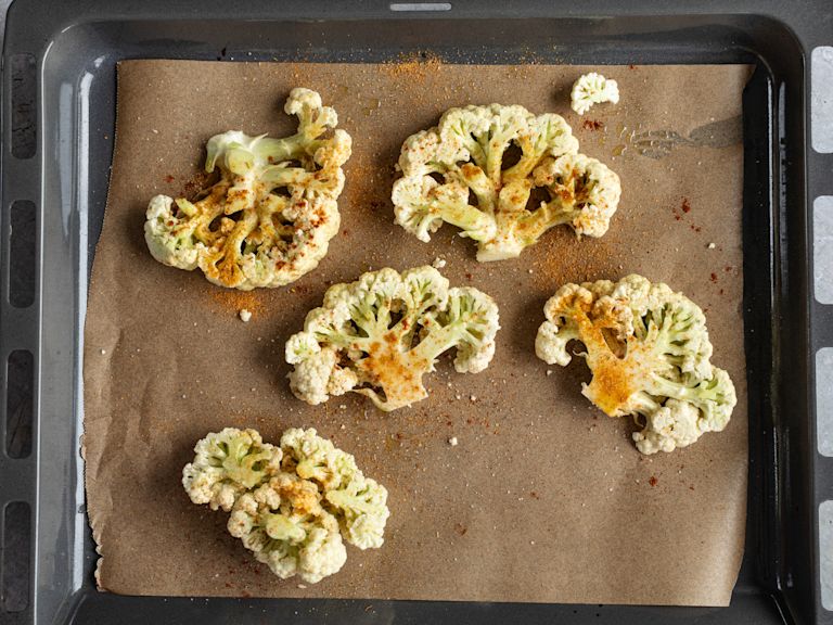 Schritt 1: Vorbereitung des Blumenkohls für Blumenkohl-„Steaks“ mit Knoblauch-Kräuter-Öl  Schritt 1: Vorbereitung des Blumenkohls für Blumenkohl-„Steaks“ mit Knoblauch-Kräuter-Öl