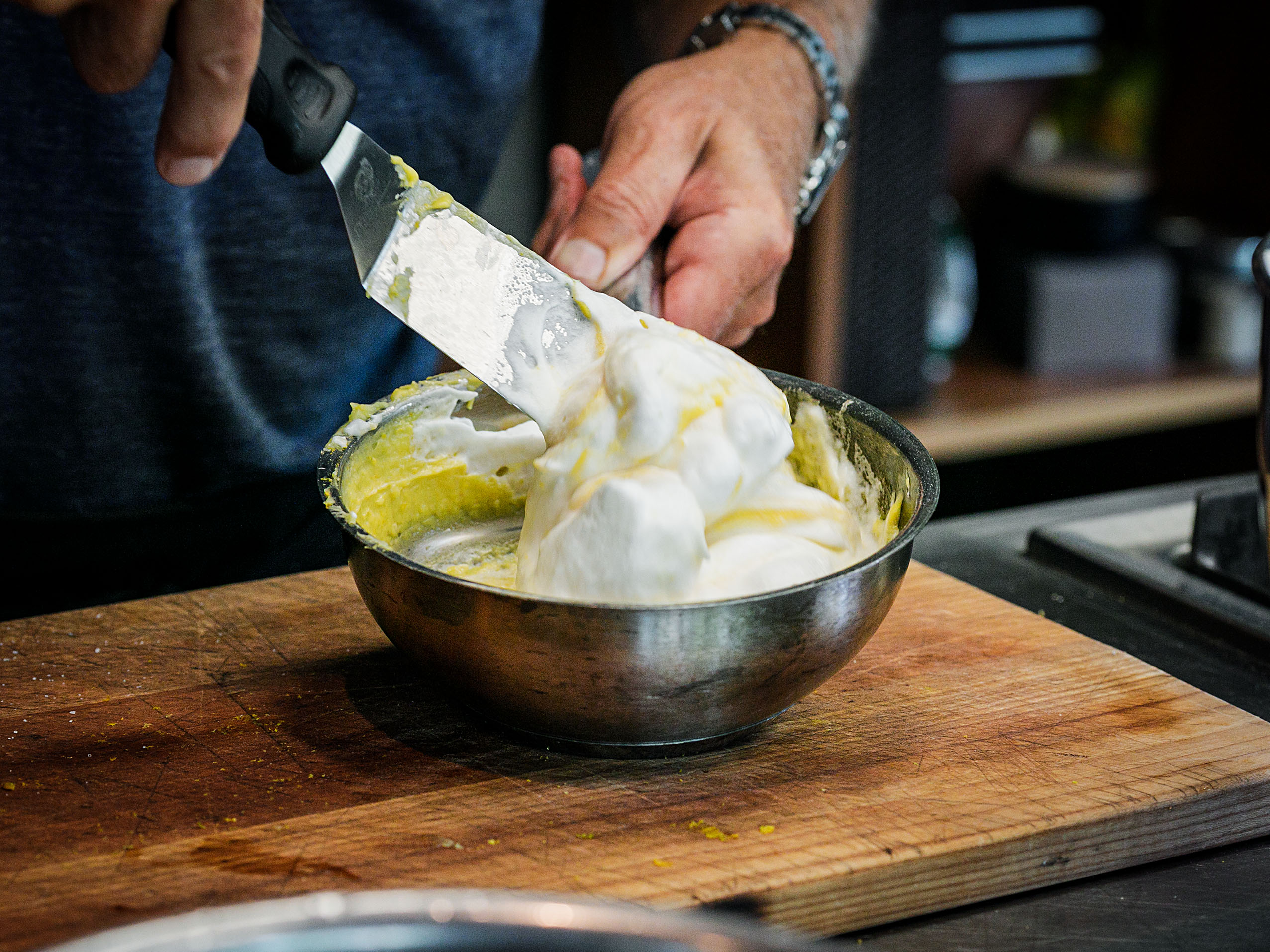 Schritt 4: Nacheinander ein Drittel des Eischnees vorsichtig unter die Eigelbmasse heben