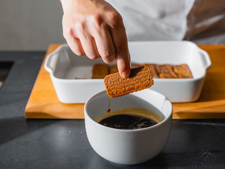 Schritt 2: Die Spekulatius-Kekse kurz in die Kaffee-Baileys-Mischung Tauchen und in eine Auflaufform legen. Schritt 2: Die Spekulatius-Kekse kurz in die Kaffee-Baileys-Mischung Tauchen und in eine Auflaufform legen.