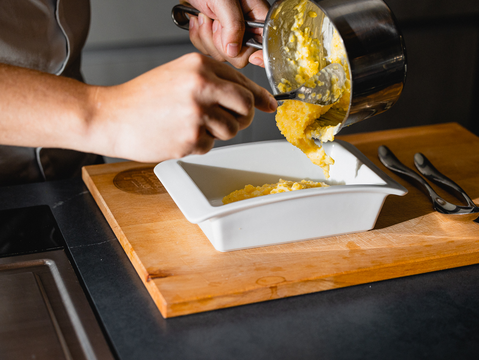 Schritt 1: Eine Auflaufform (ca. 20x20 cm) mit etwas Olivenöl einfetten und die Polenta hineingeben und glattstreichen.  