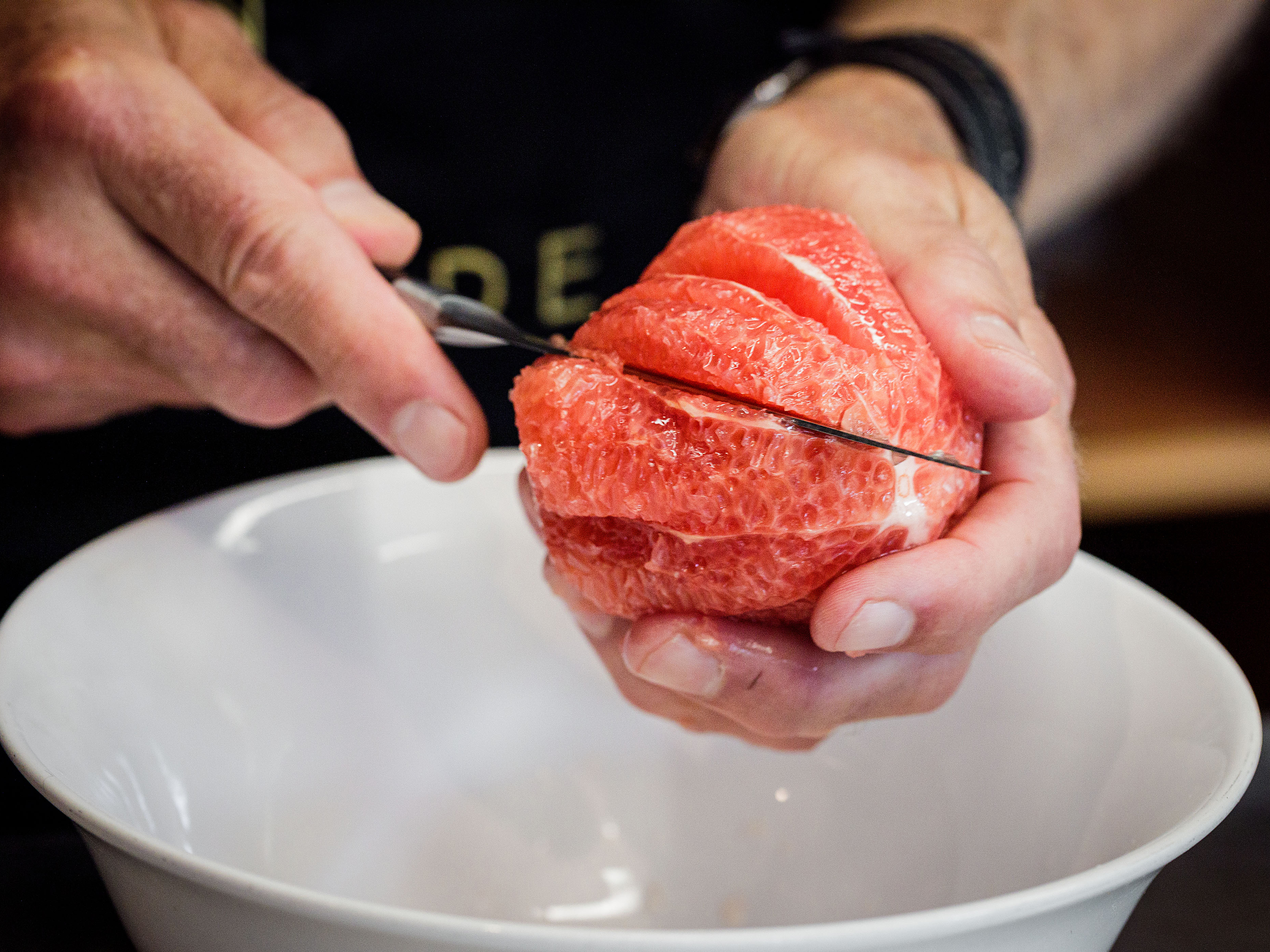 Schritt 2: Grapefruits für Zitrus-Vanille-Salat filetieren.