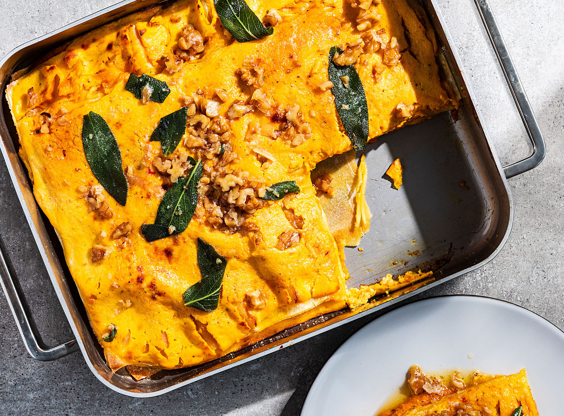 Schritt 4: Kürbislasagne anrichten.