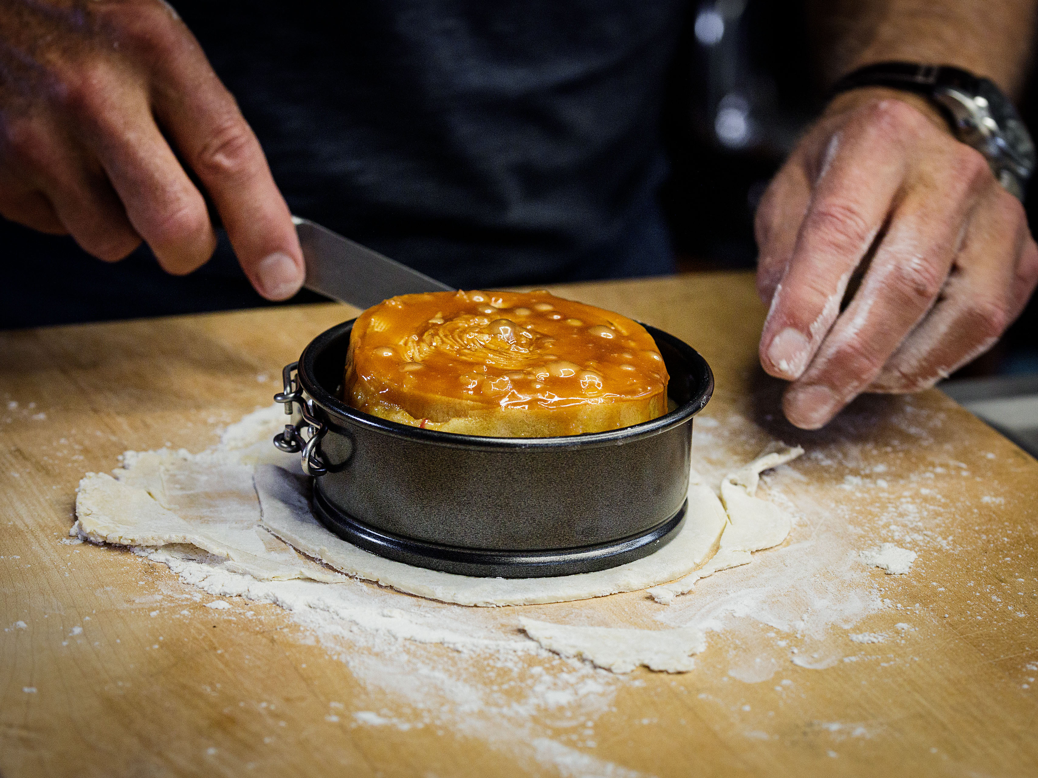 Schritt 4: Den Teig 5 mm dünn ausrollen und etwas grösser als die Form schneiden