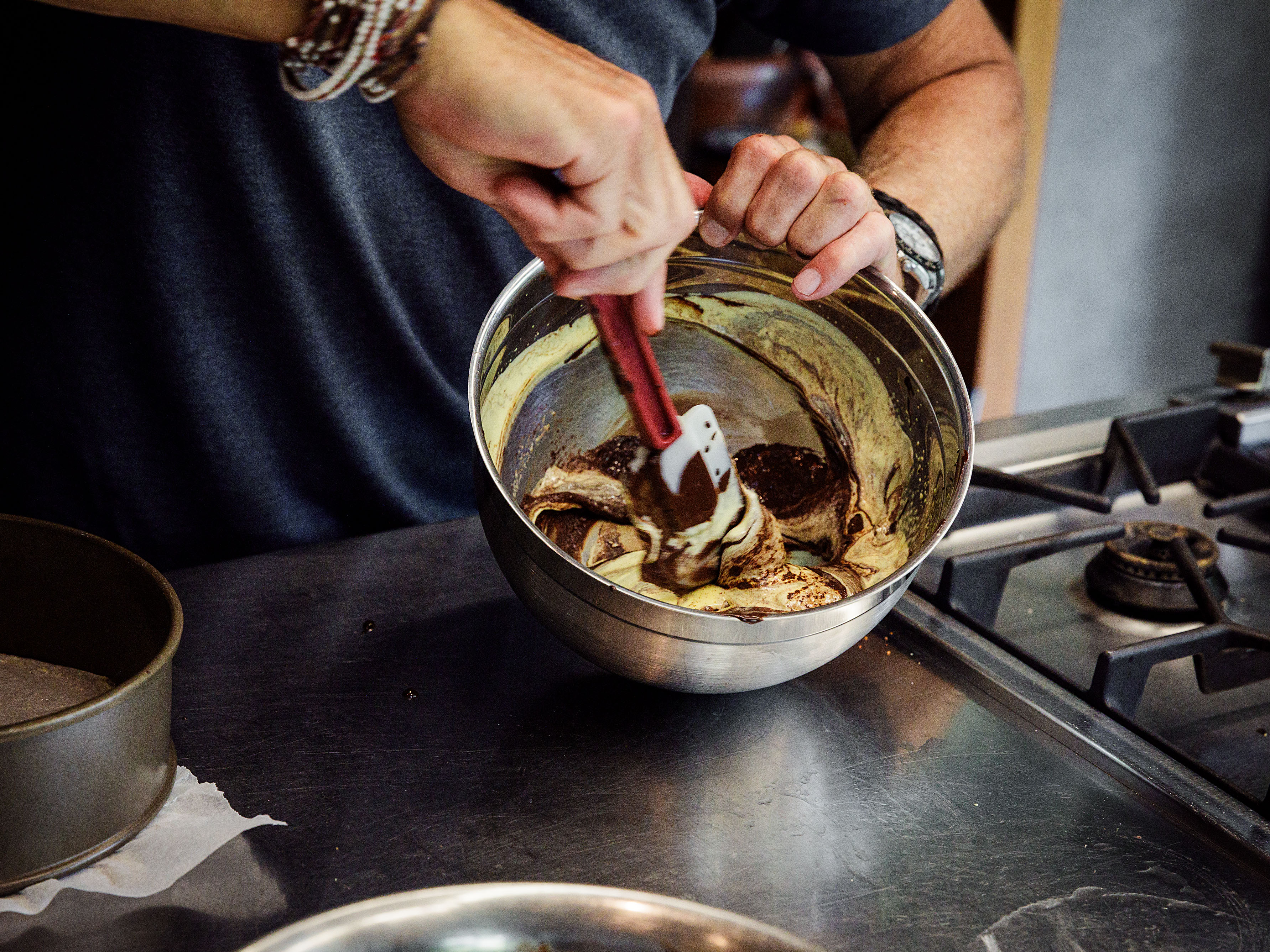 Schritt 2: Die geschmolzene Schokolade unter das Eigelb rühren