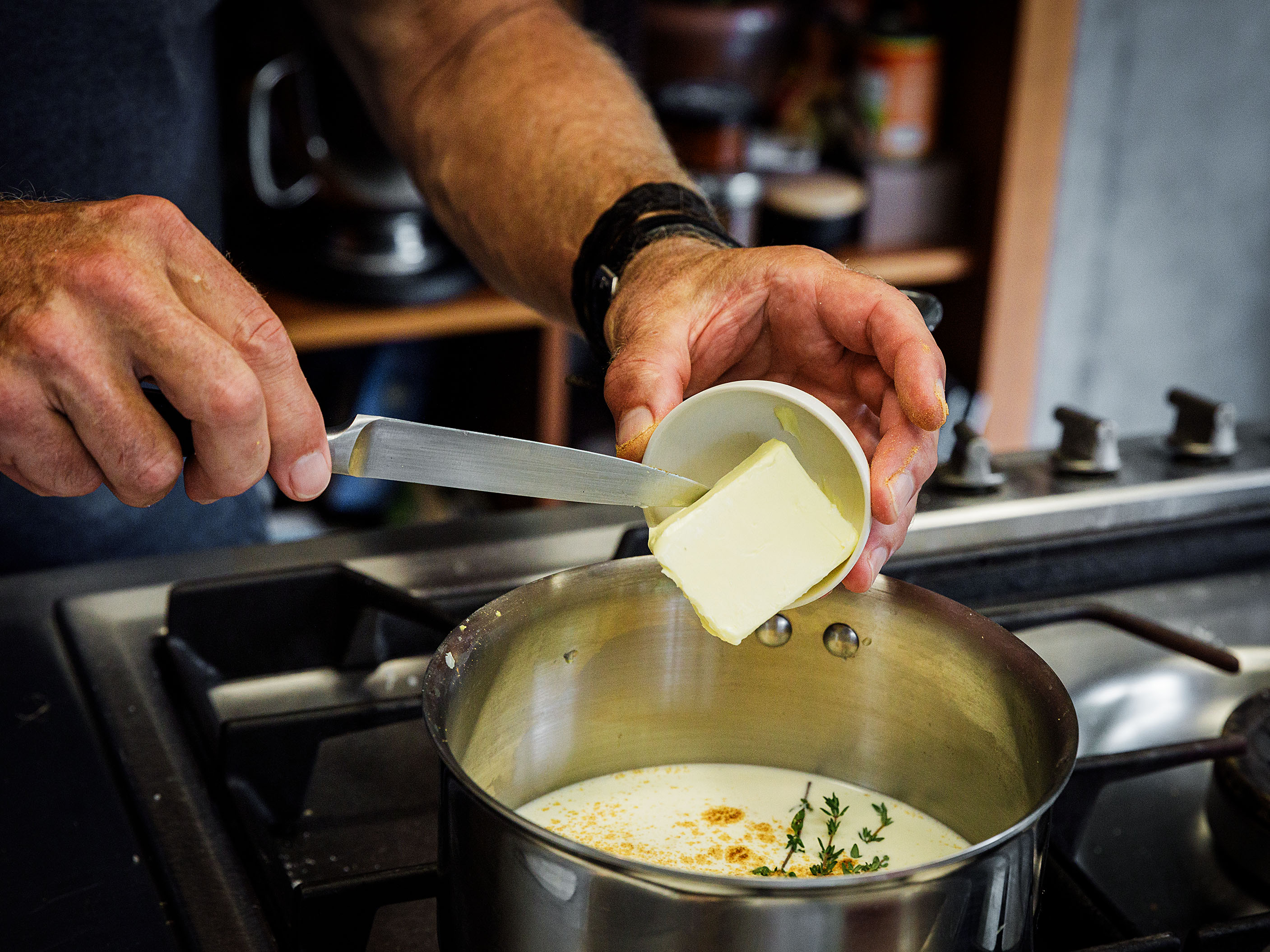 Schritt 2: Milch-Rahm-Mischung für Kartoffelgratin mit Trüffel aufkochen 