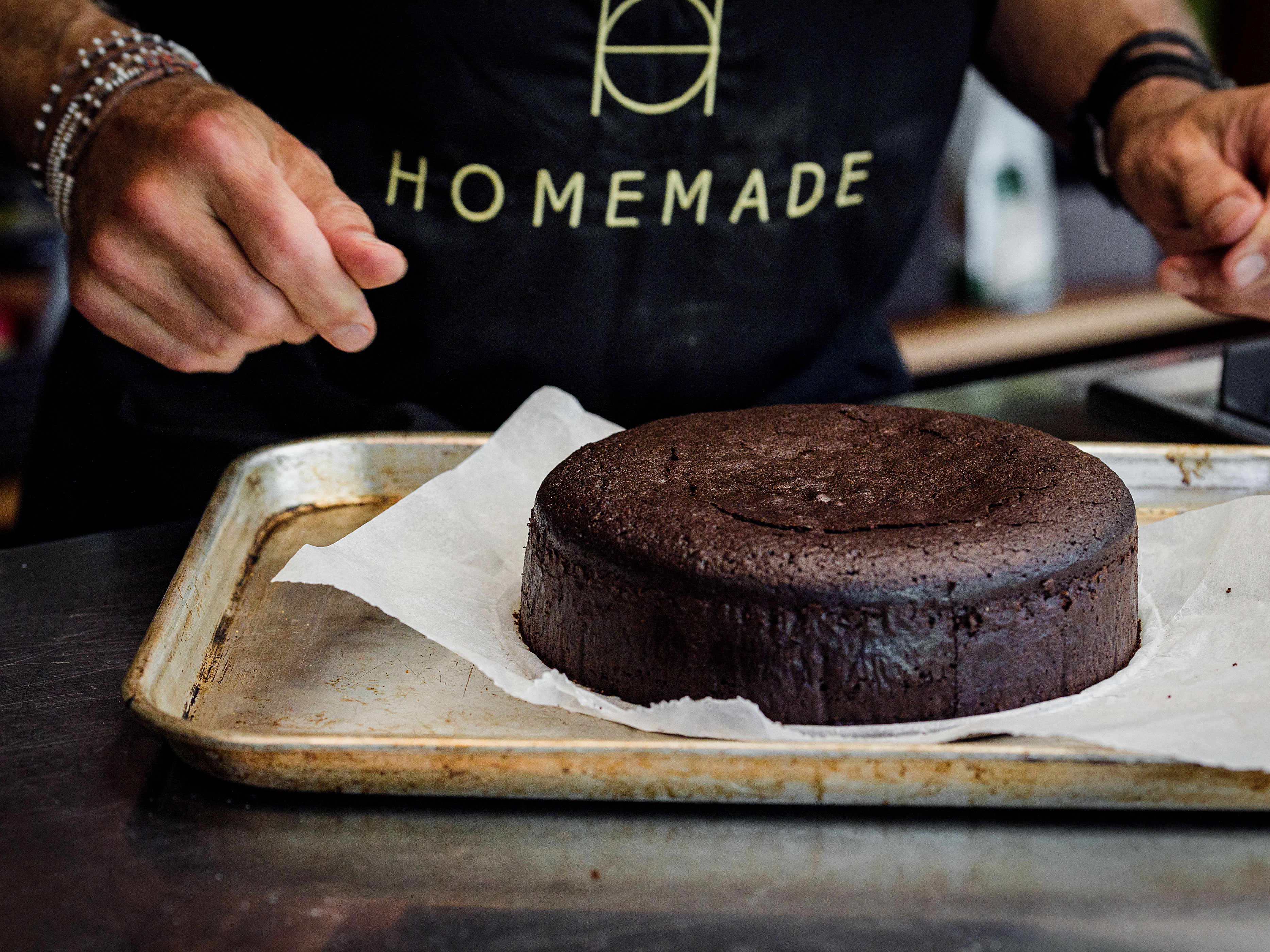 Schritt 6:  Drei-Bohnen-Schokoladenkuchen mit Vanillerahm servieren.