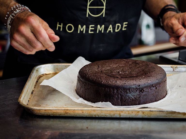 Schritt 6:  Drei-Bohnen-Schokoladenkuchen mit Vanillerahm servieren. Schritt 6:  Drei-Bohnen-Schokoladenkuchen mit Vanillerahm servieren.