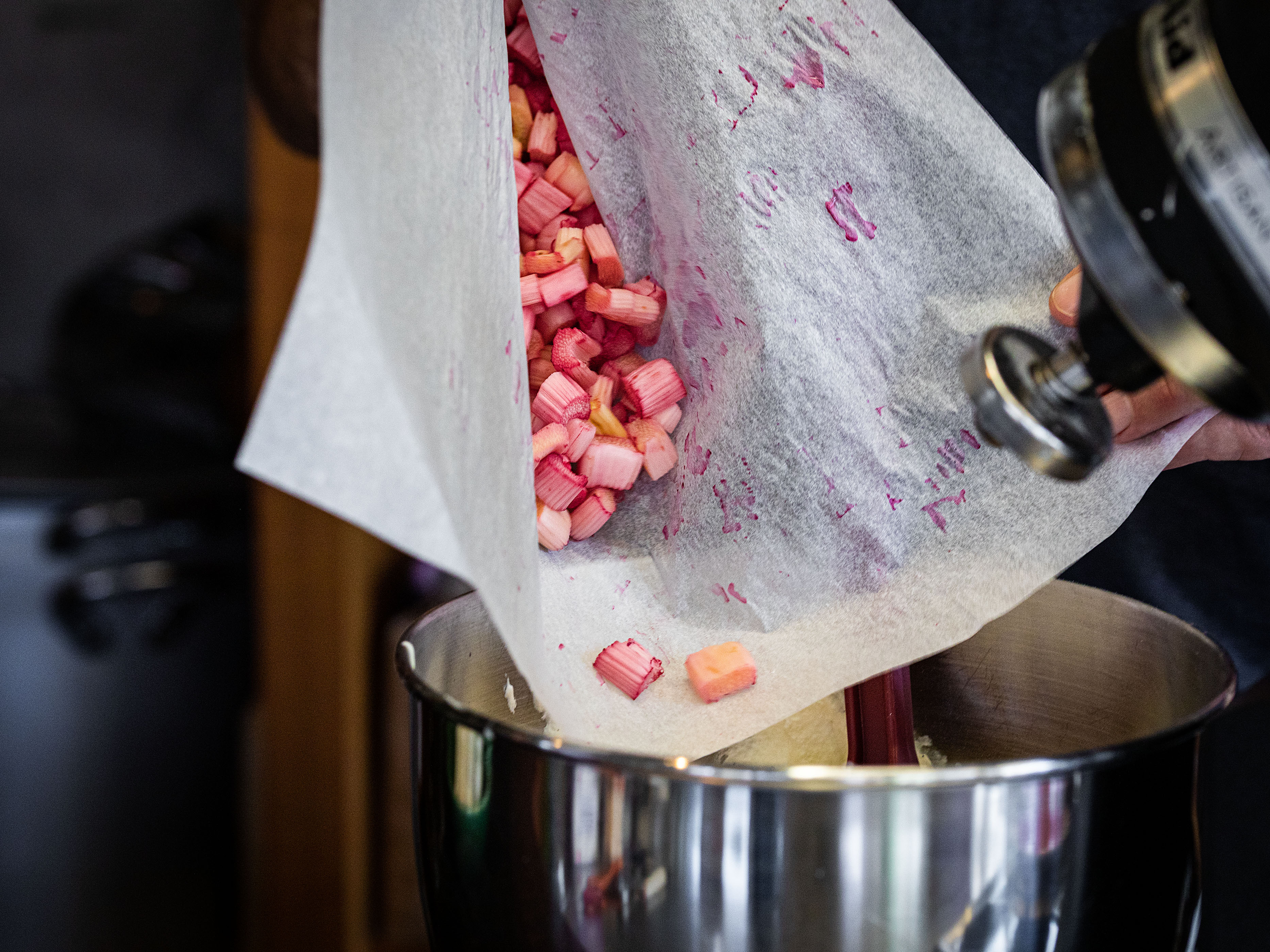 Schritt 4: Rahm mit Vanille und Puderzucker zu drei Viertel steif schlagen, die Hälfte davon mit dem gegarten Rhabarber mischen