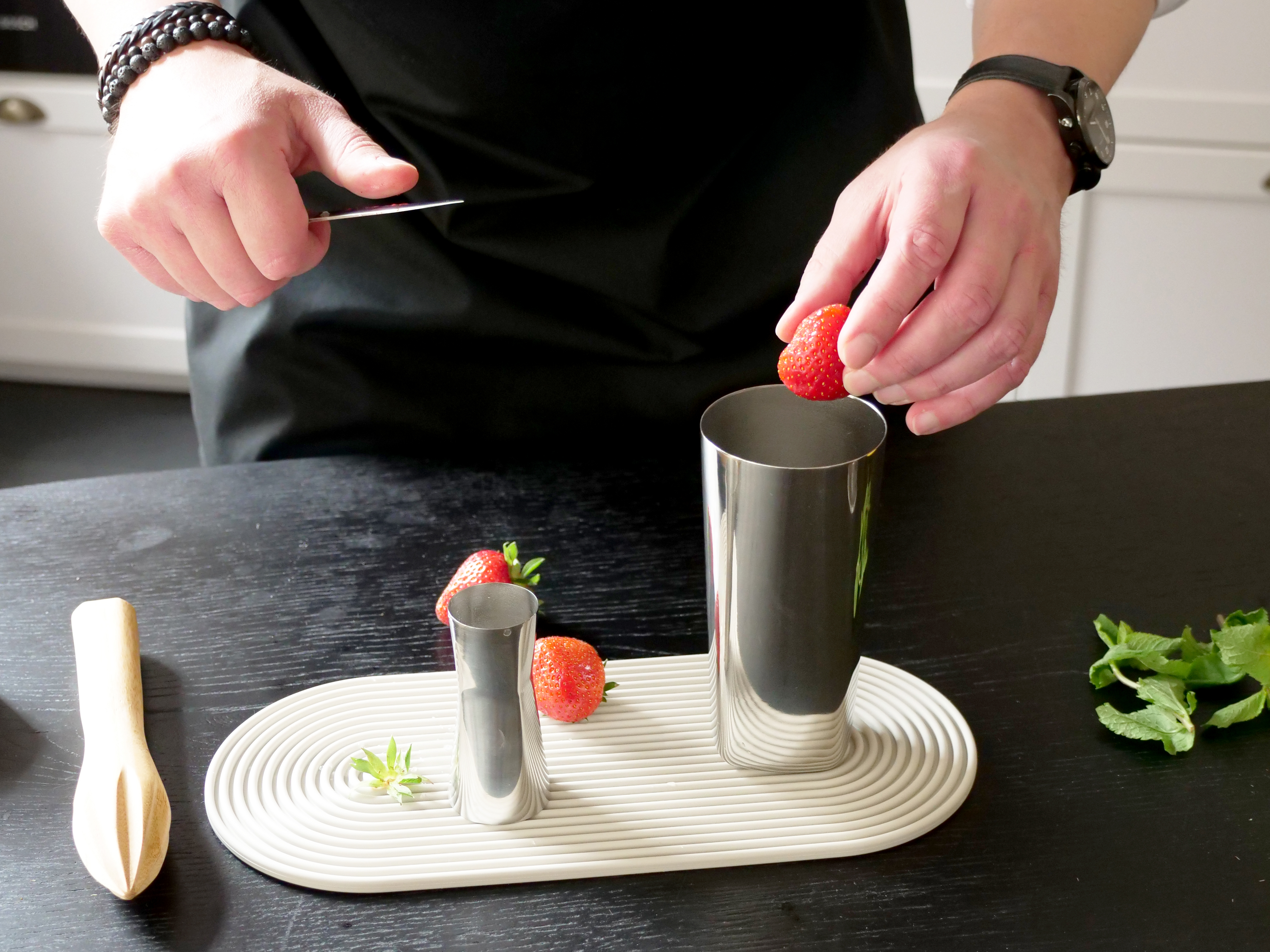 Schritt 1: Erdbeeren und Minze zerdrücken