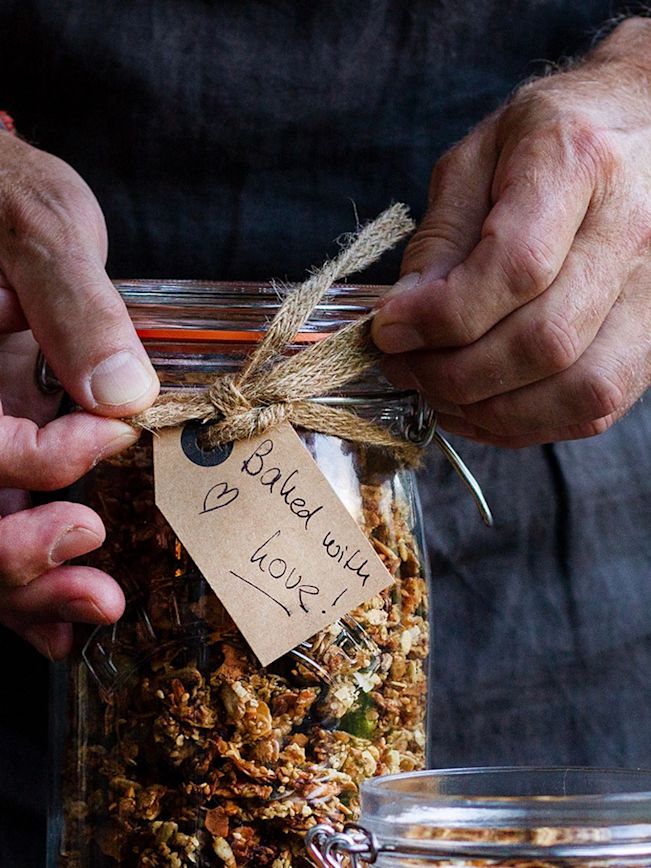 Schritt 3: Das fertige Granola abkühlen lassen und in handliche Gläser oder andere Behälter füllen. Schritt 3: Das fertige Granola abkühlen lassen und in handliche Gläser oder andere Behälter füllen.