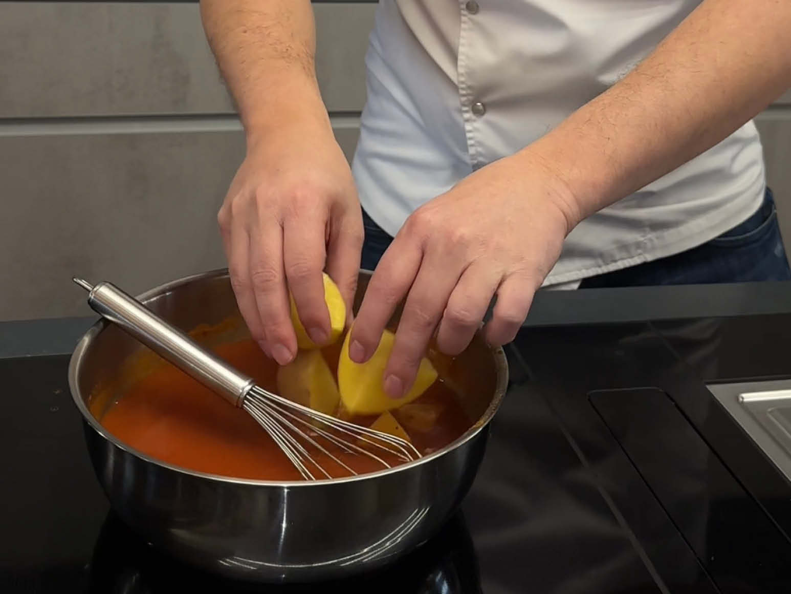 Step 3. Kartoffeln oder Kartoffeln in die Suppe geben