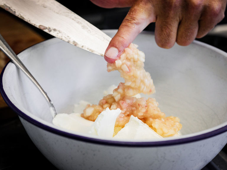 Schritt 1: Pfirsiche für Pfirsichjoghurt mit Honig, Olivenöl und Fleur de sel rüsten.