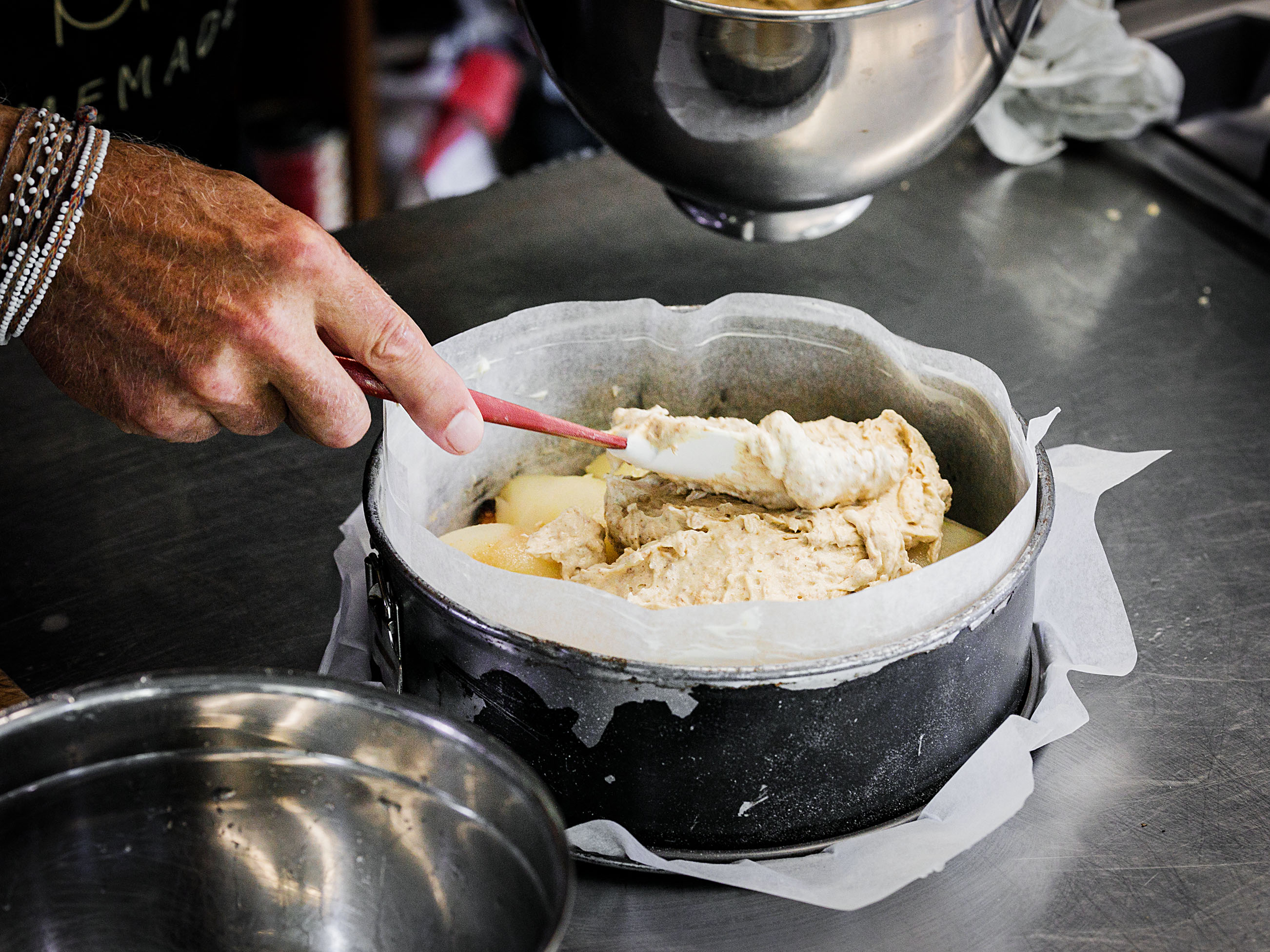 Schritt 3: Teig auf den Birnen in der Form verteilen und glattstreichen