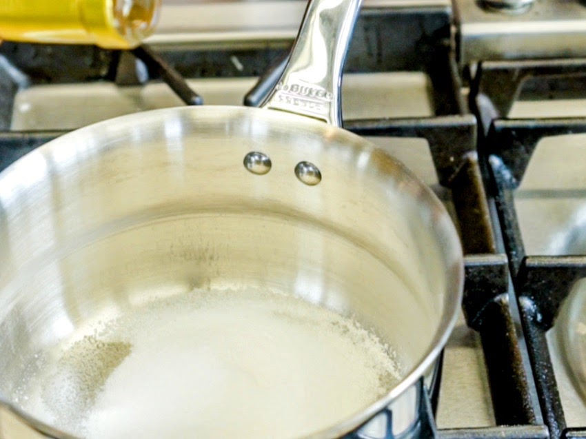 Schritt 1:  Zuckersirup für Sauternes Crème Caramel vorbereiten 