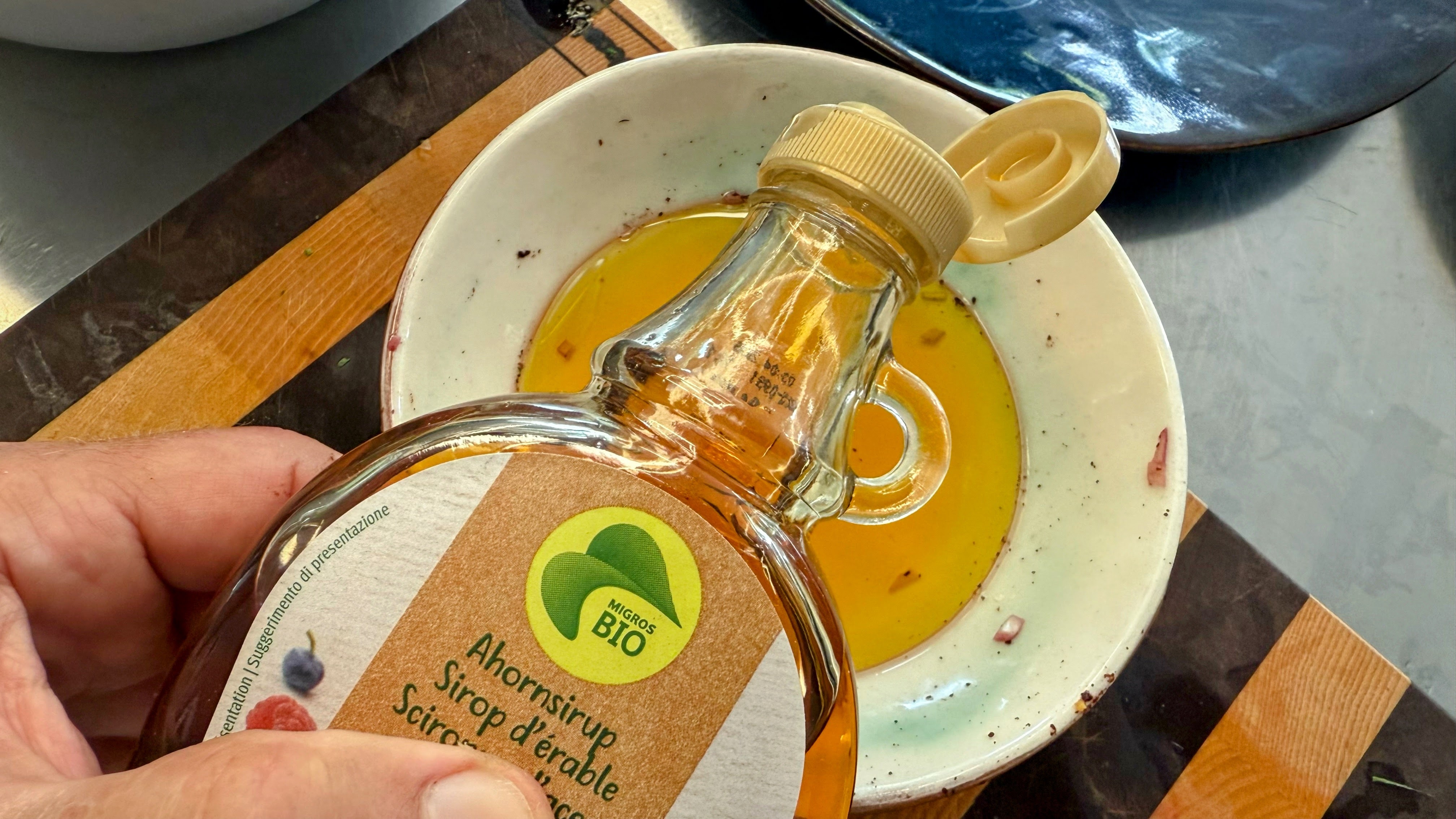 Schritt 3: Karottensalat mit Schalotten und Kräutern anrichten