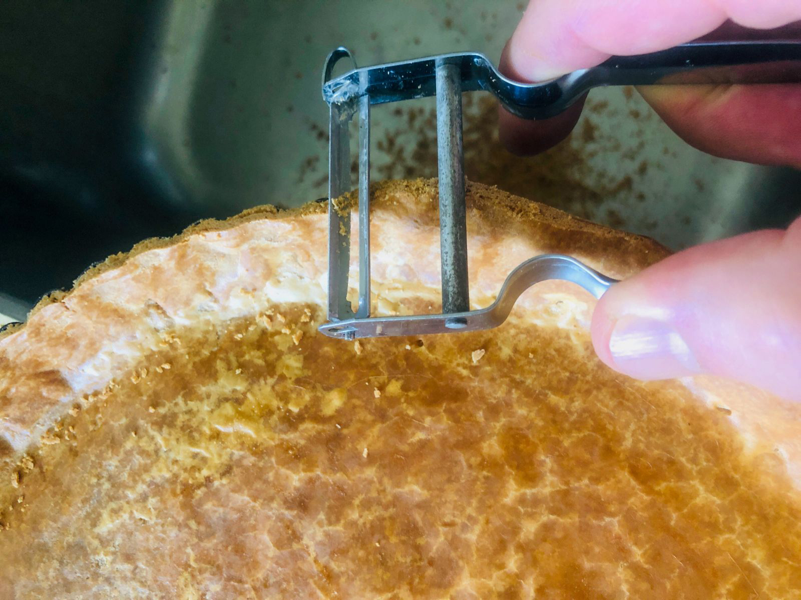 Schritt 1:  Nach dem Abkühlen überstehenden Rand mit dem Sparschäler abschneiden