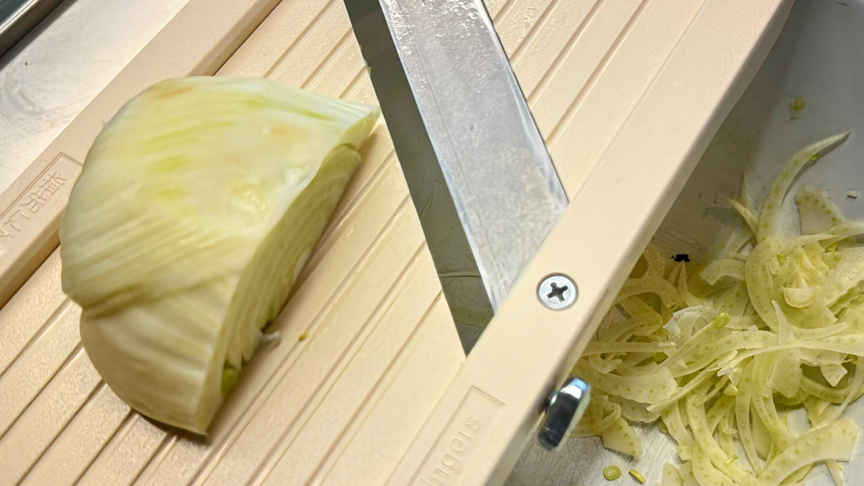 Schritt 3: Fenchelsalat mit Birnen und Grapefruit-Schalotten Vinaigrette anrichten