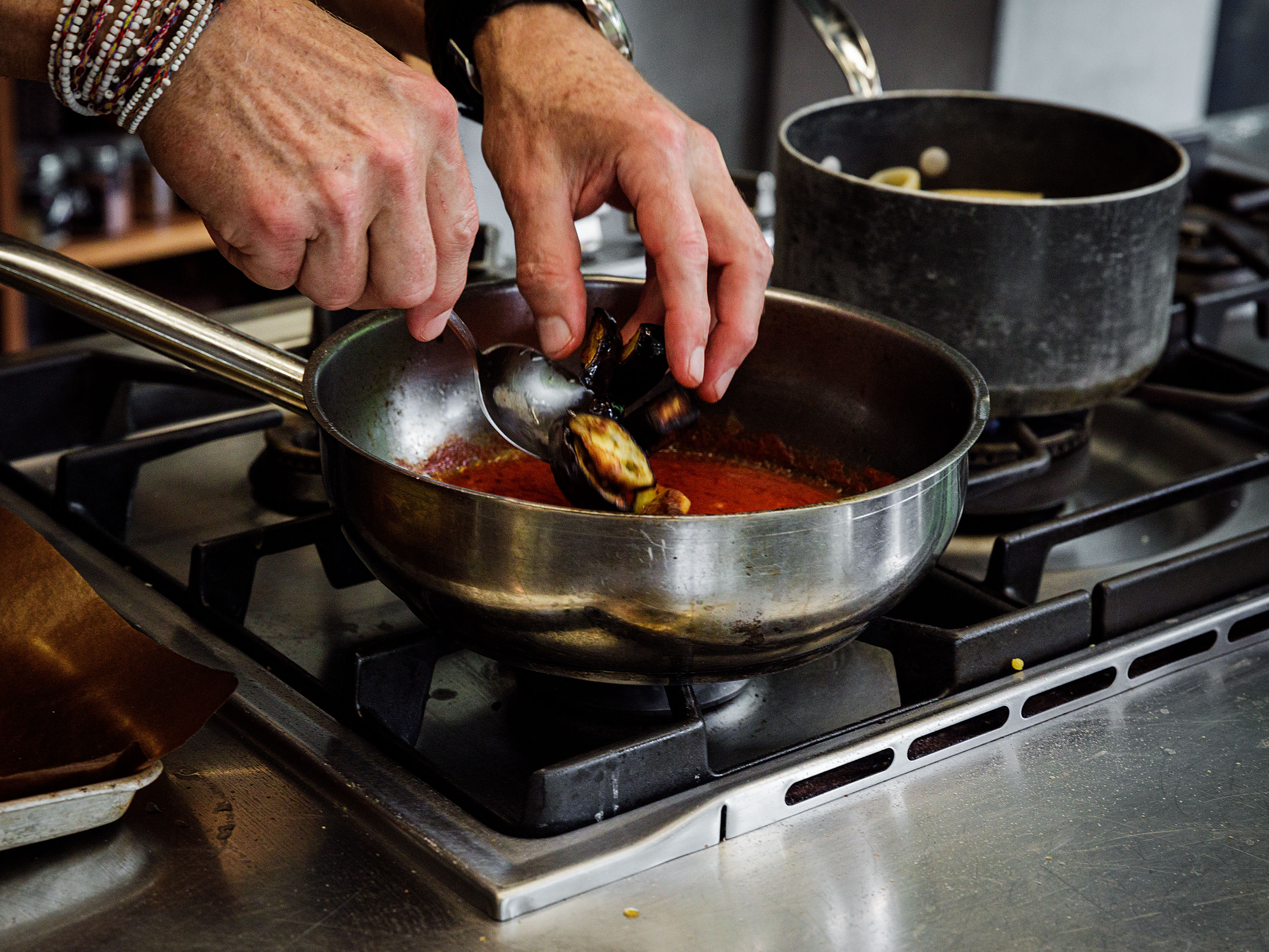 Schritt 2: Knoblauch im Olivenöl andünsten, Chili und Tomaten-Passata dazugeben und köcheln lassen