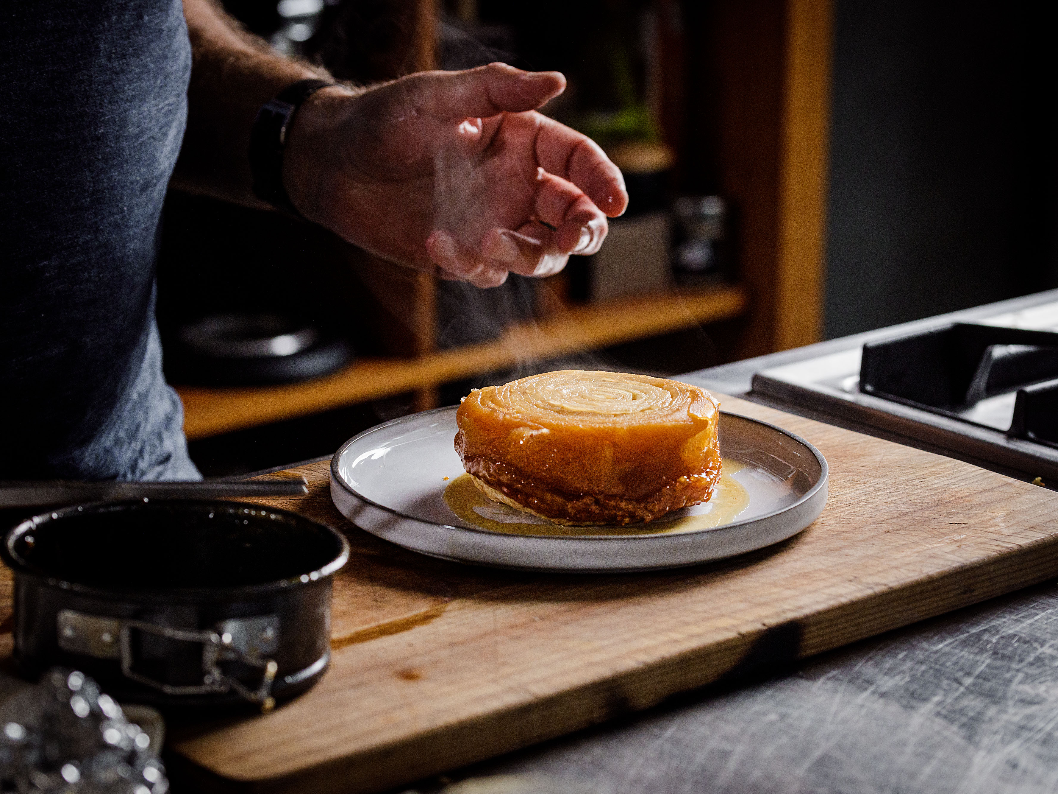 Schritt 5: Tarte 15-20 Minuten backen, herausnehmen und auf einen Teller stürzen, sodass der Teig unten liegt