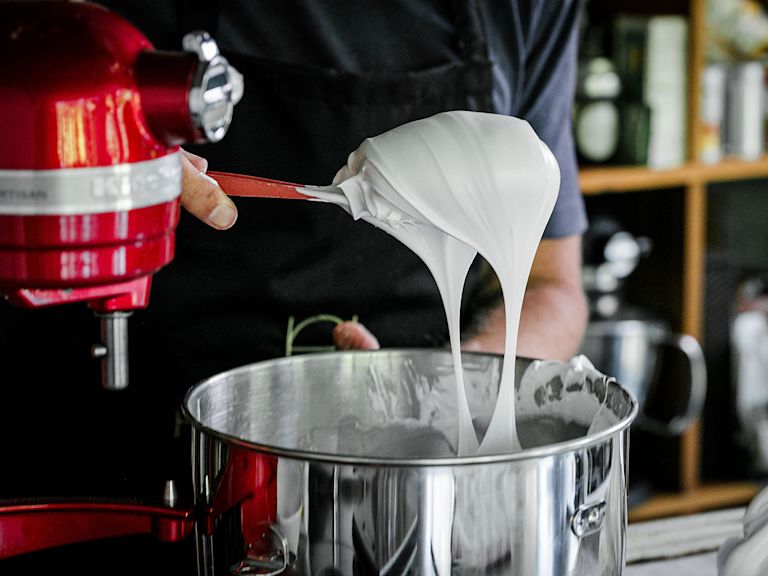 Schritt 2: Eiweiss sehr steif schlagen - soll nicht aus der umgedrehten Schüssel herausfallen Schritt 2: Eiweiss sehr steif schlagen - soll nicht aus der umgedrehten Schüssel herausfallen