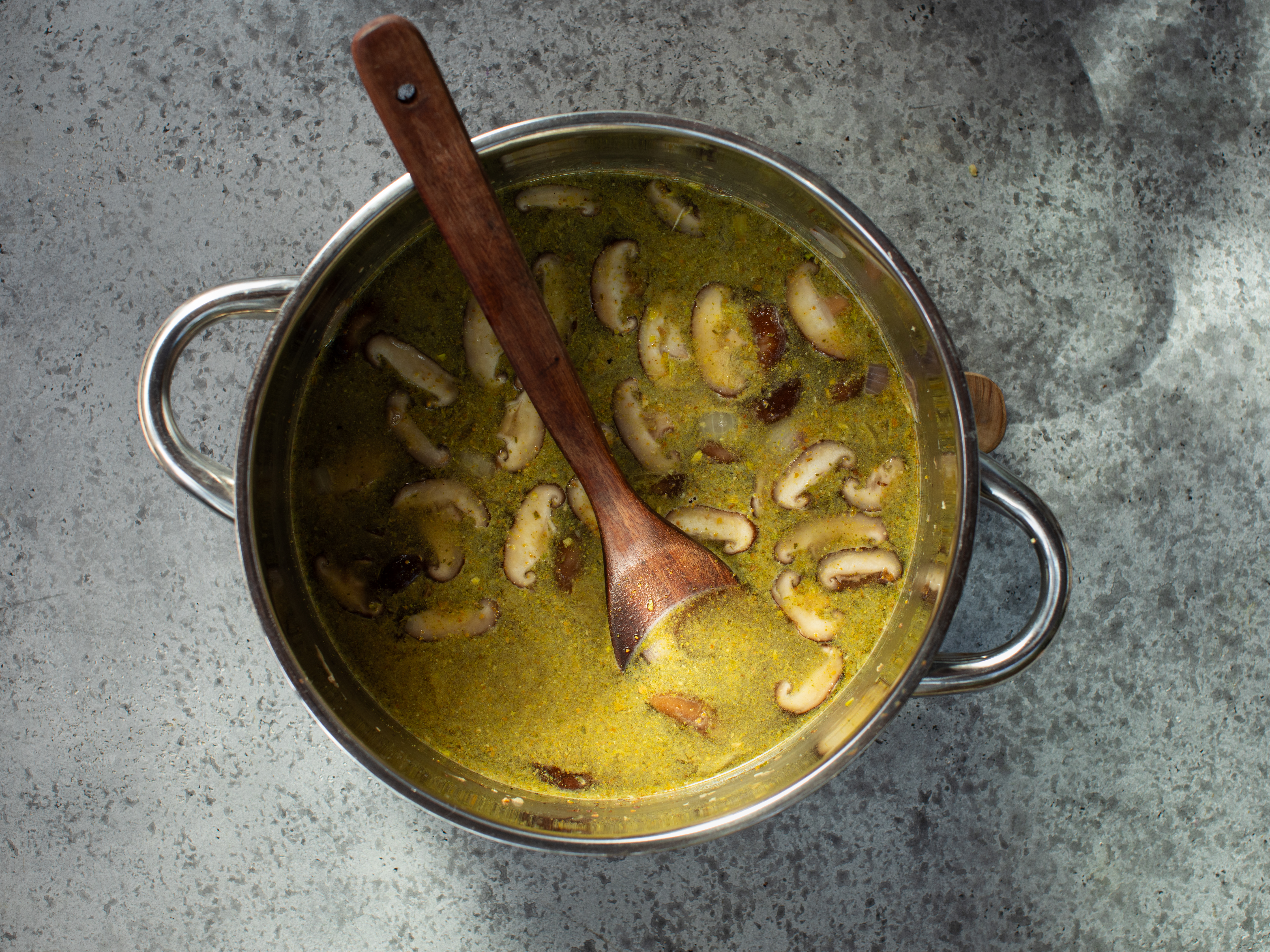 Schritt 2: Brühe für Cremige Kokos-Ramen kochen 