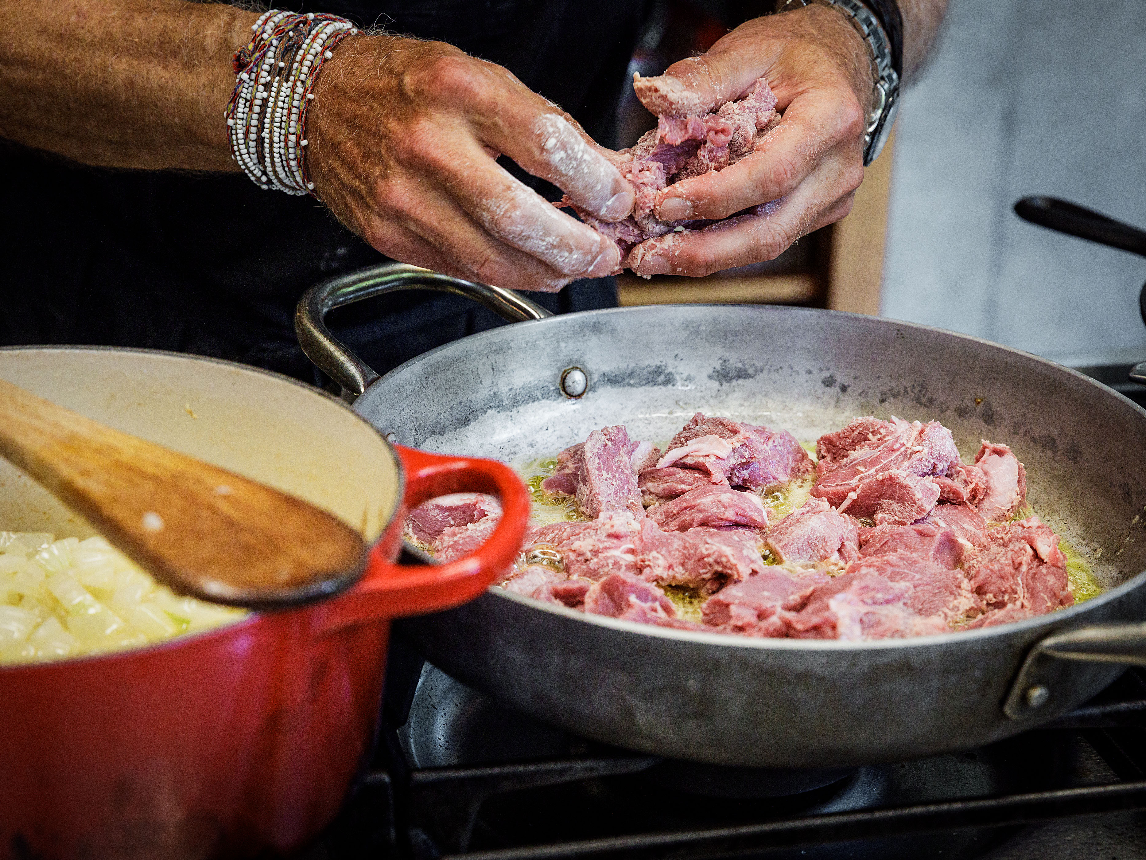 Schritt 2: Kalbfleisch für Kalbsrahmgulasch nach Andreas Caminada schmoren 