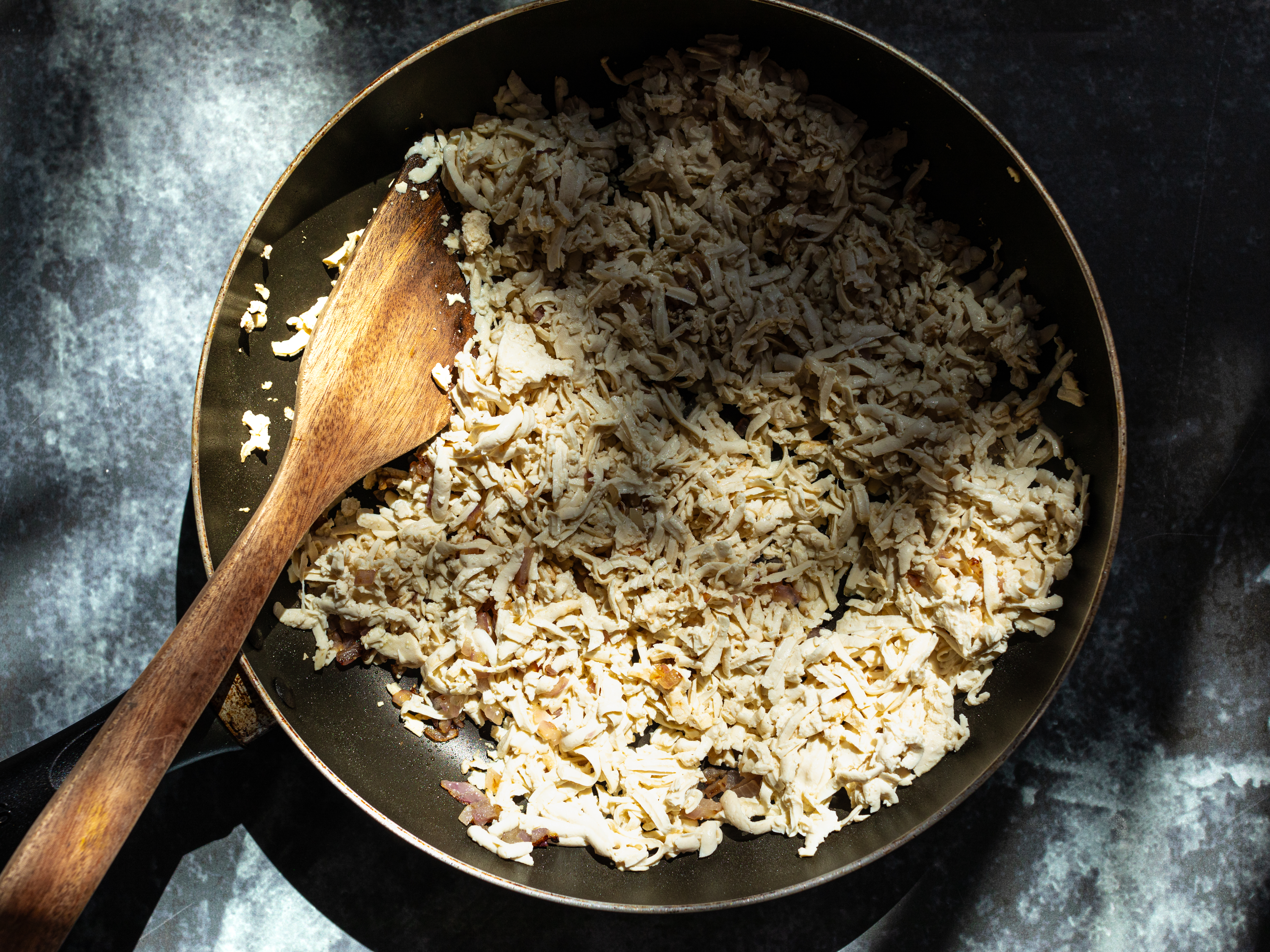 Schritt 2: Die geshredderten Tofustreifen hinzufügen und anbraten, bis sie leicht goldbraun sind