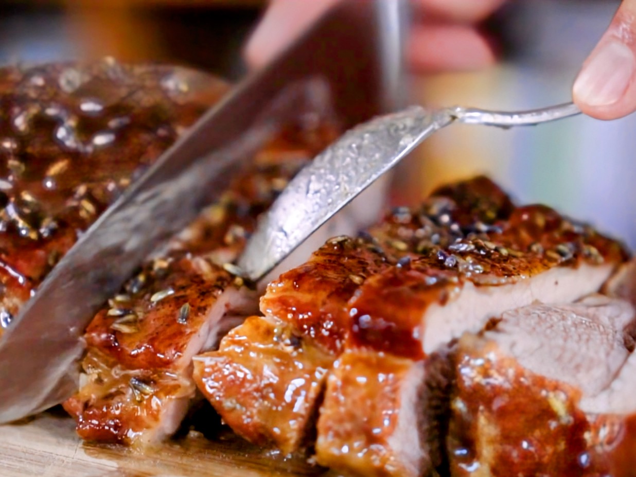 Schritt 3:  Anrichten der Geschmorten Kalbsbrust mit Lavendel und tasmanischem Pfeffer 