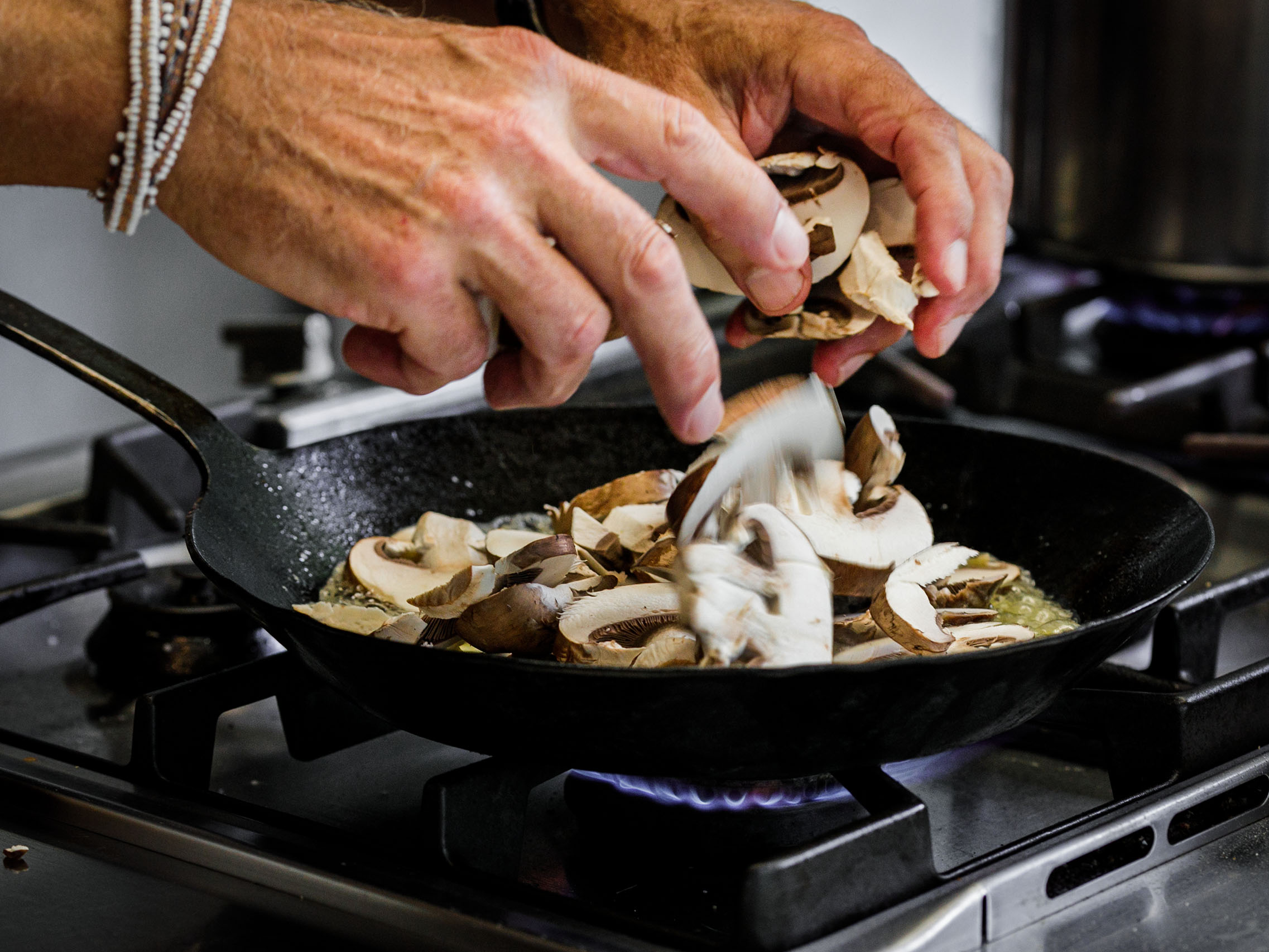 Schritt 2: Champignons, Tomaten, Thymian, Salz und Pfeffer zu den Butter geben und weiter garen, bis sie knapp weich sind