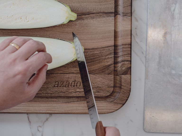 Step 1: Überbackene Auberginen mit Gemüse und Feta Rezept Step 1: Überbackene Auberginen mit Gemüse und Feta Rezept