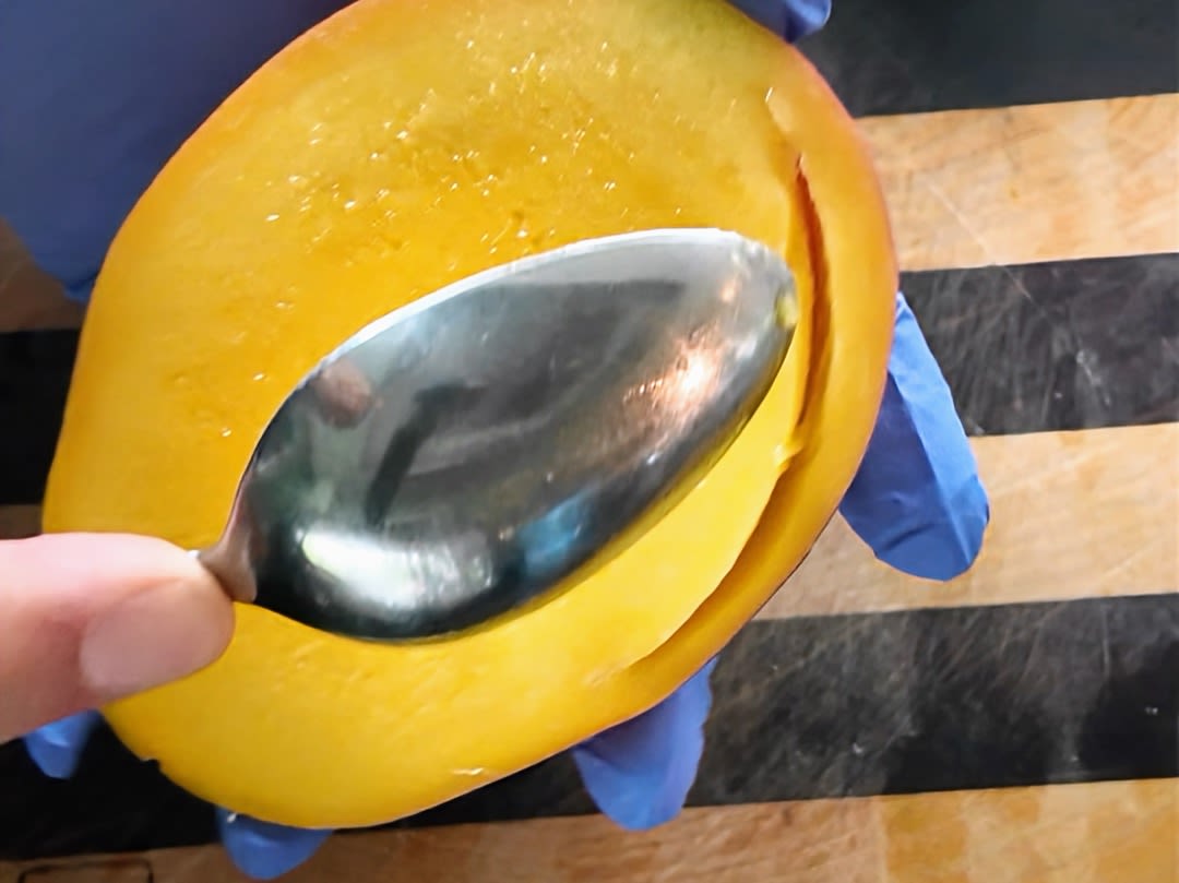 Schritt 1: Mango für Mango Crème Brulée vorbereiten  