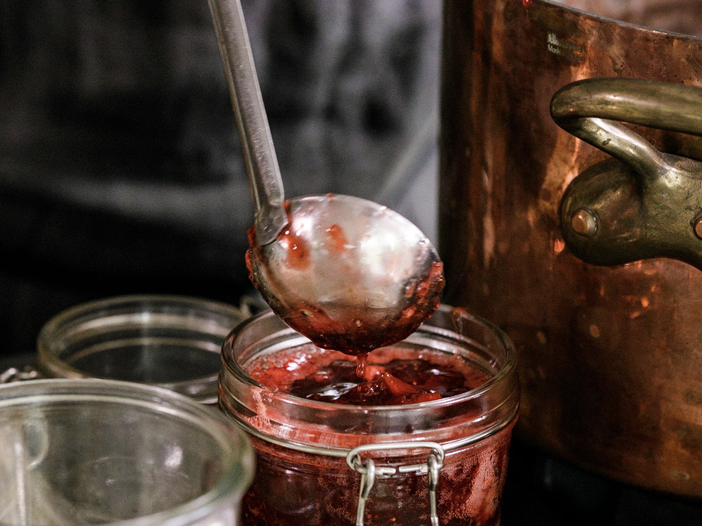 Schritt 3: Gläser mit Erdbeer-Orangen Konfi abfüllen und sterilisieren