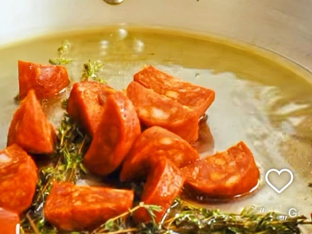 Schritt 1: Tomaten, Zwiebeln und Chorizo für Tomaten-Bohnen Salat mit Chorizo vorbereiten 