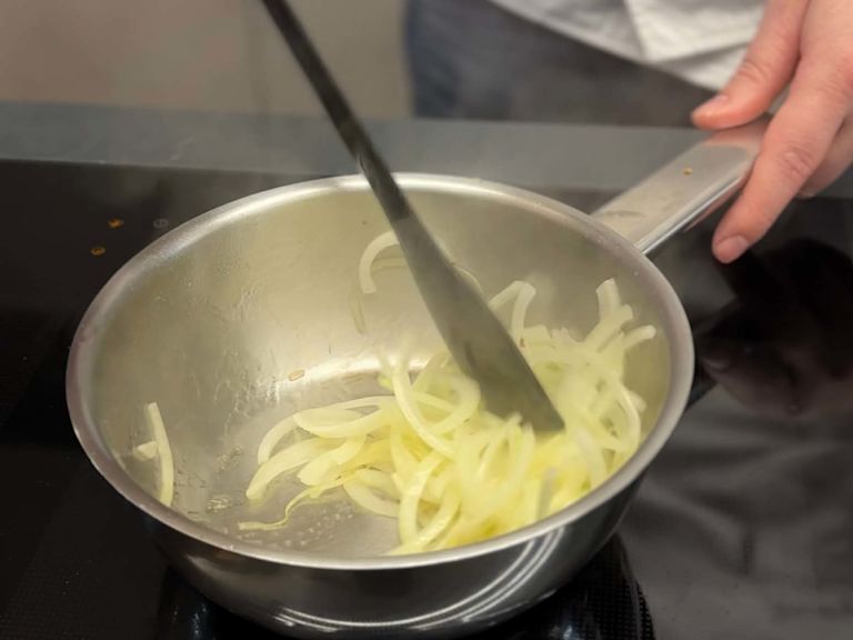 Step 3: Zwiebeln weiter glasig anschwitzen Step 3: Zwiebeln weiter glasig anschwitzen