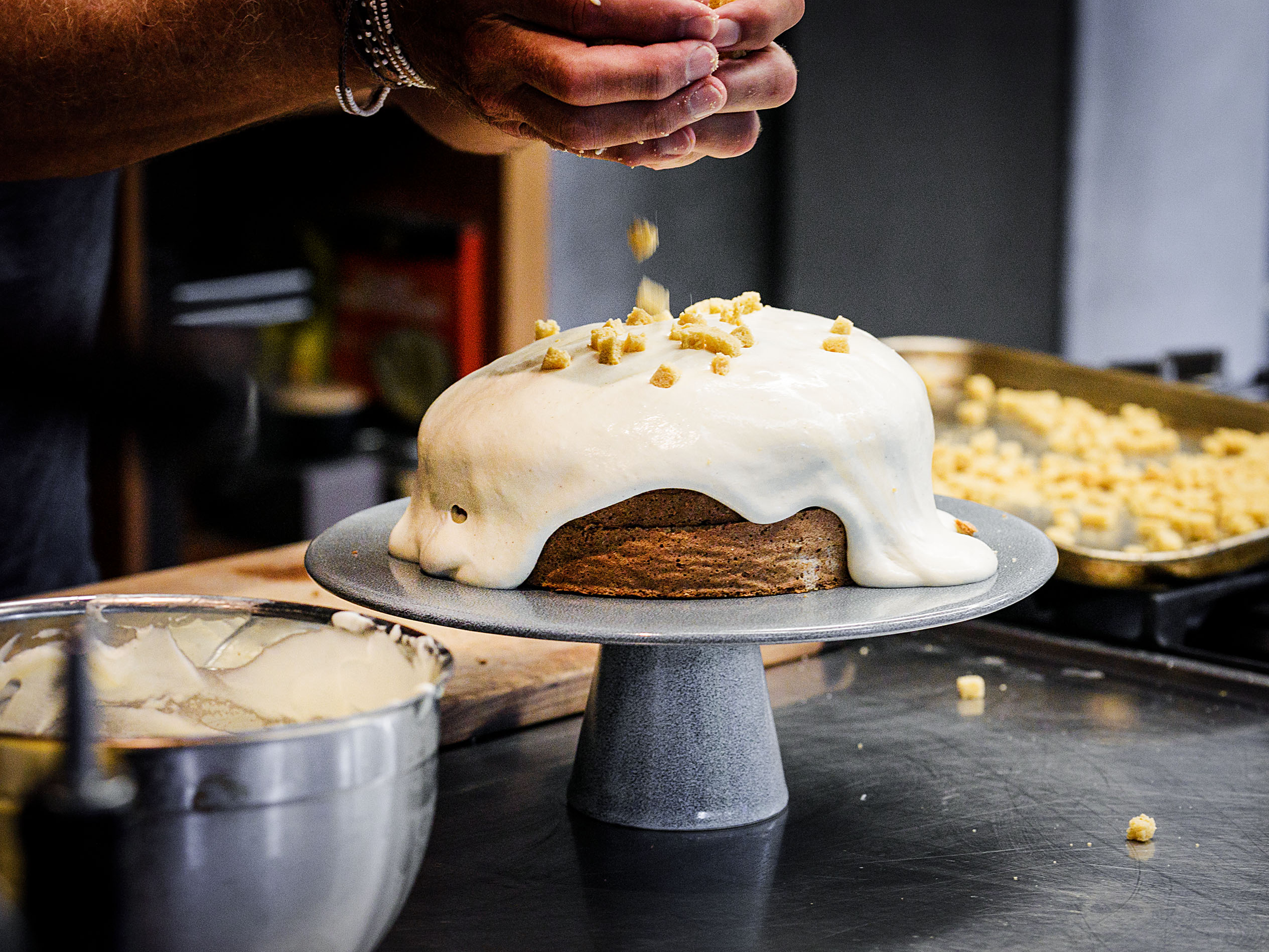 Schritt 5: Die Kuchenwürfel darauf verteilen, ­sodass die Torte einer Mimose ähnelt
