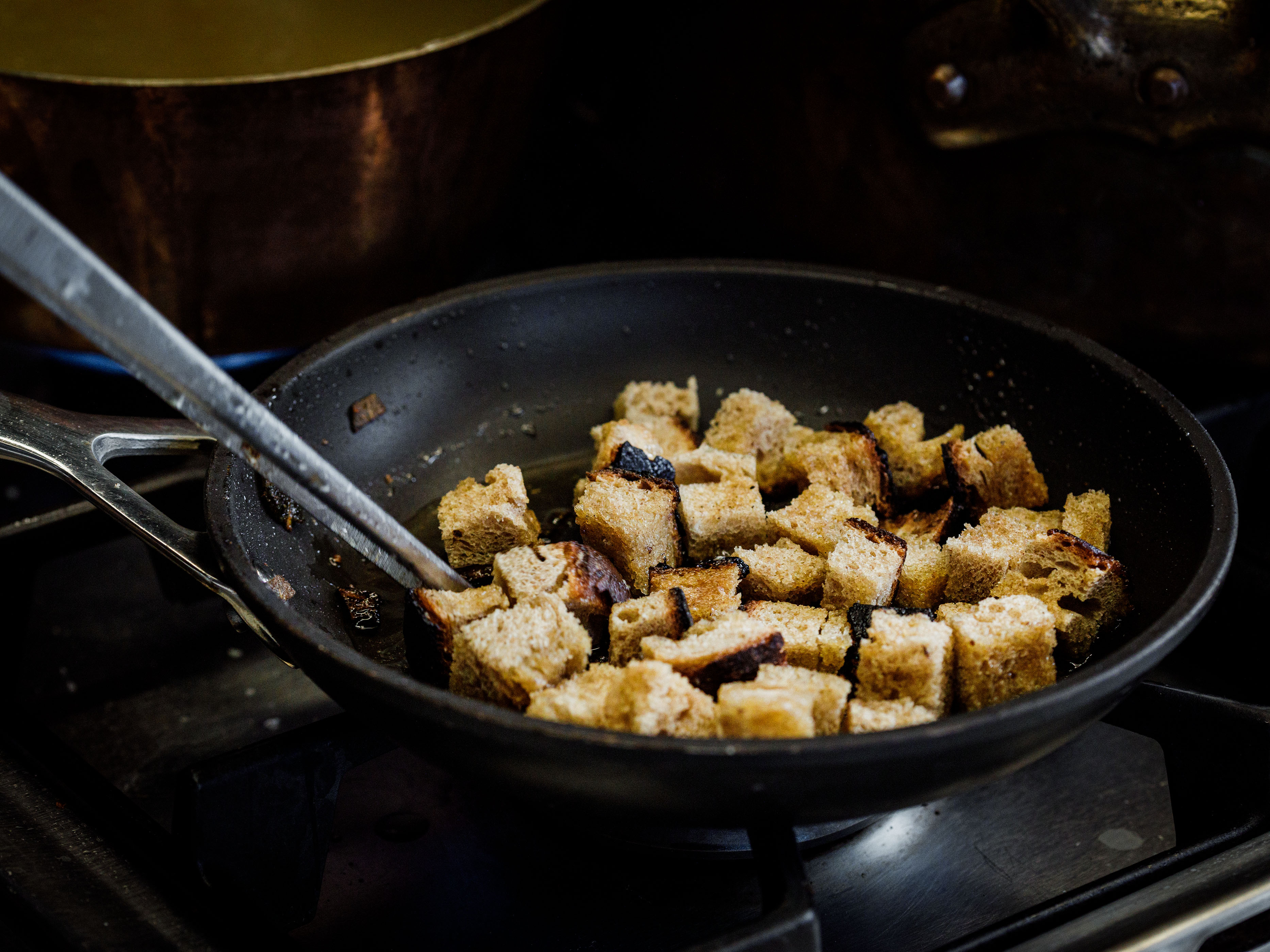 Schritt 3: Brotwürfel mit etwas Salz in das aromatisierte Öl geben und unter Rühren goldgelb und knusprig braten