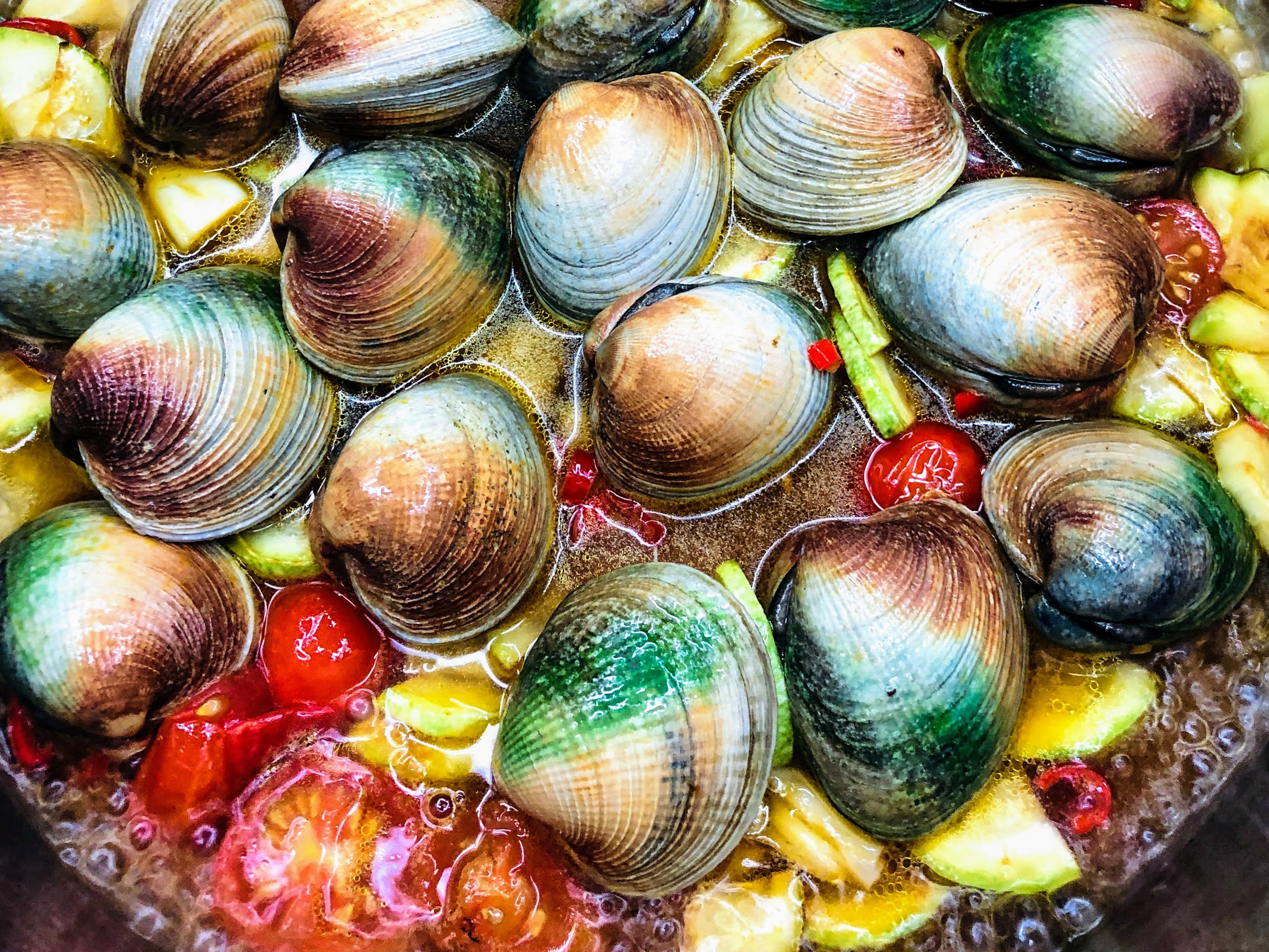 Schritt 3:  In einer weiten Pfanne Olivenöl erhitzen, Knoblauchzehen, Chili sowie und Vongole dazugeben