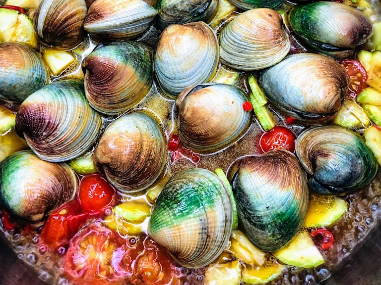 Schritt 3:  In einer weiten Pfanne Olivenöl erhitzen, Knoblauchzehen, Chili sowie und Vongole dazugeben Schritt 3:  In einer weiten Pfanne Olivenöl erhitzen, Knoblauchzehen, Chili sowie und Vongole dazugeben