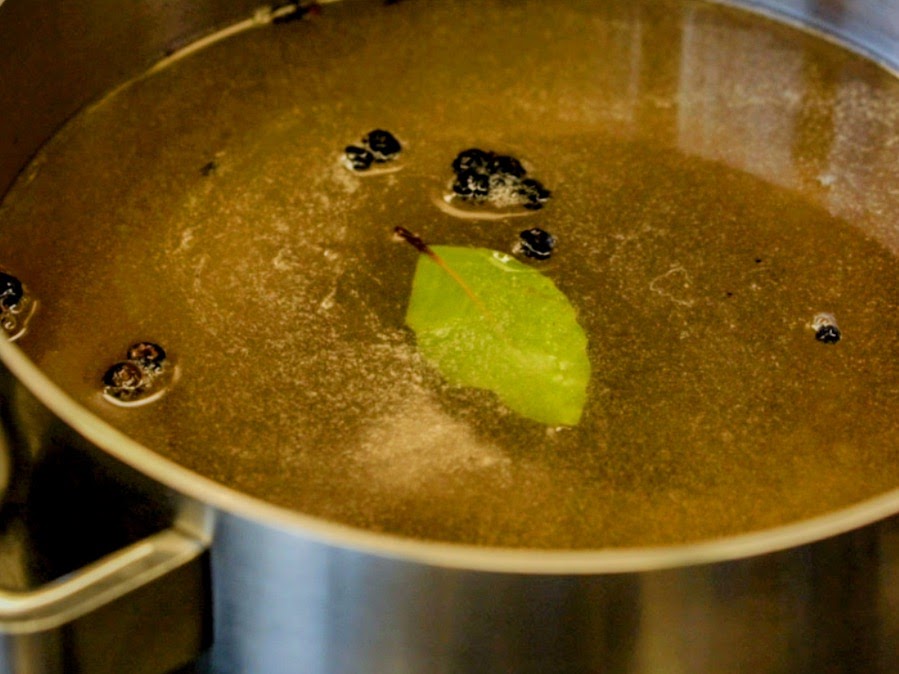 Schritt 1: Schweinefleisch marinieren und garen