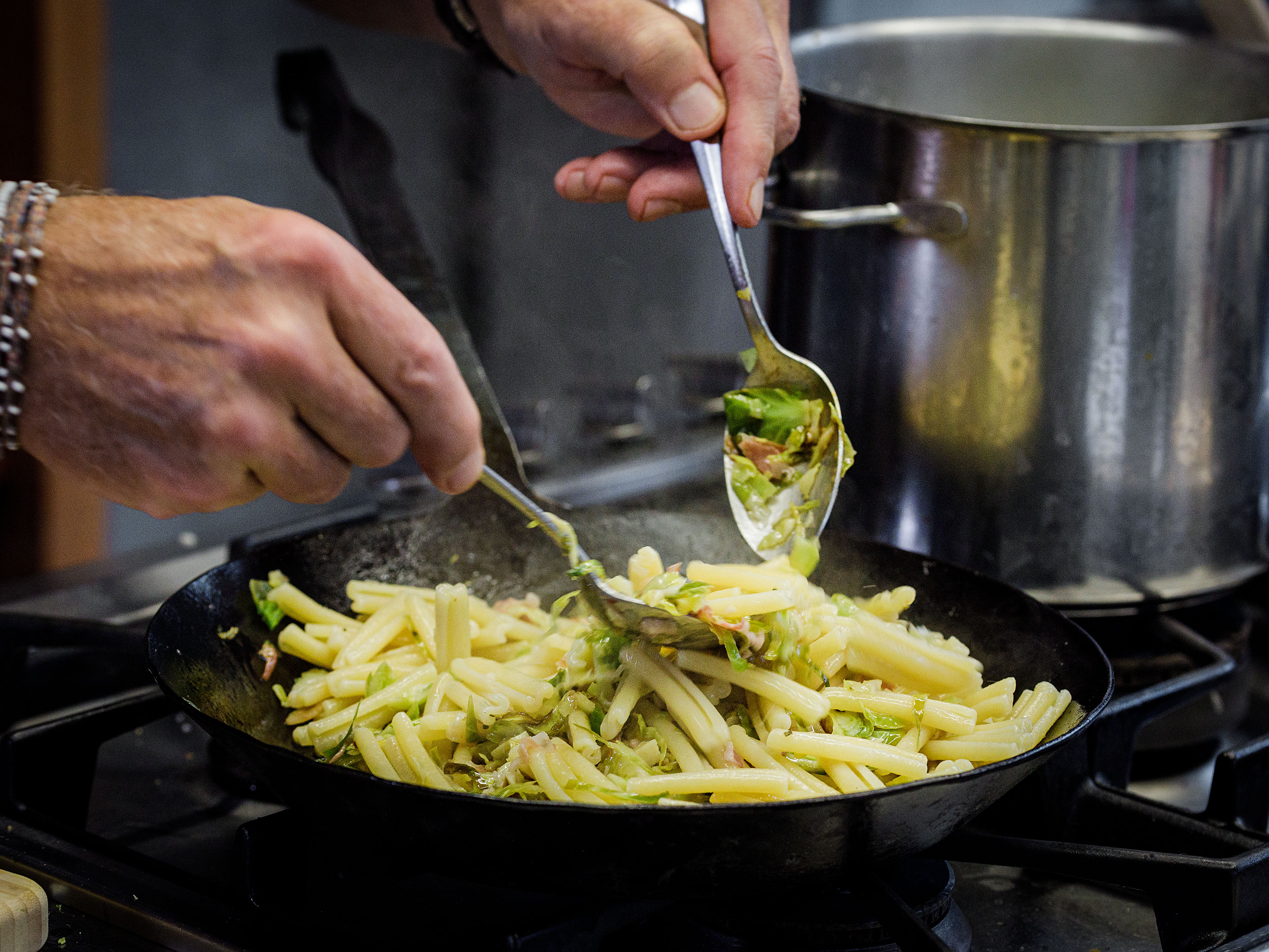 Schritt 2:  Die gekochte Pasta zugeben und gut durchrühren