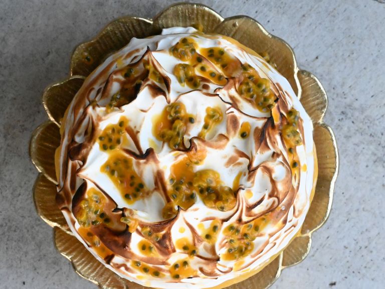 Schritt 9: Zitronen-Passionsfrucht Cheesecake mit Swiss Meringue anrichten