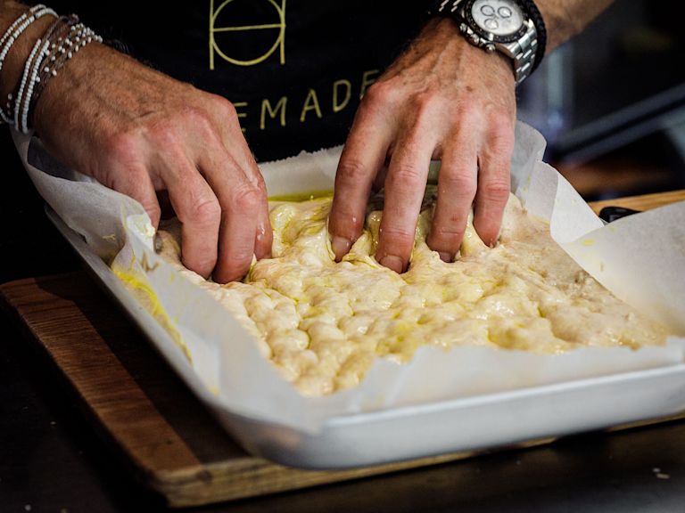 Schritt 2: Den Teig etwas zusammenstossen, auf einer geölten Oberfläche zu einem passenden Rechteck formen und in die Form legen Schritt 2: Den Teig etwas zusammenstossen, auf einer geölten Oberfläche zu einem passenden Rechteck formen und in die Form legen