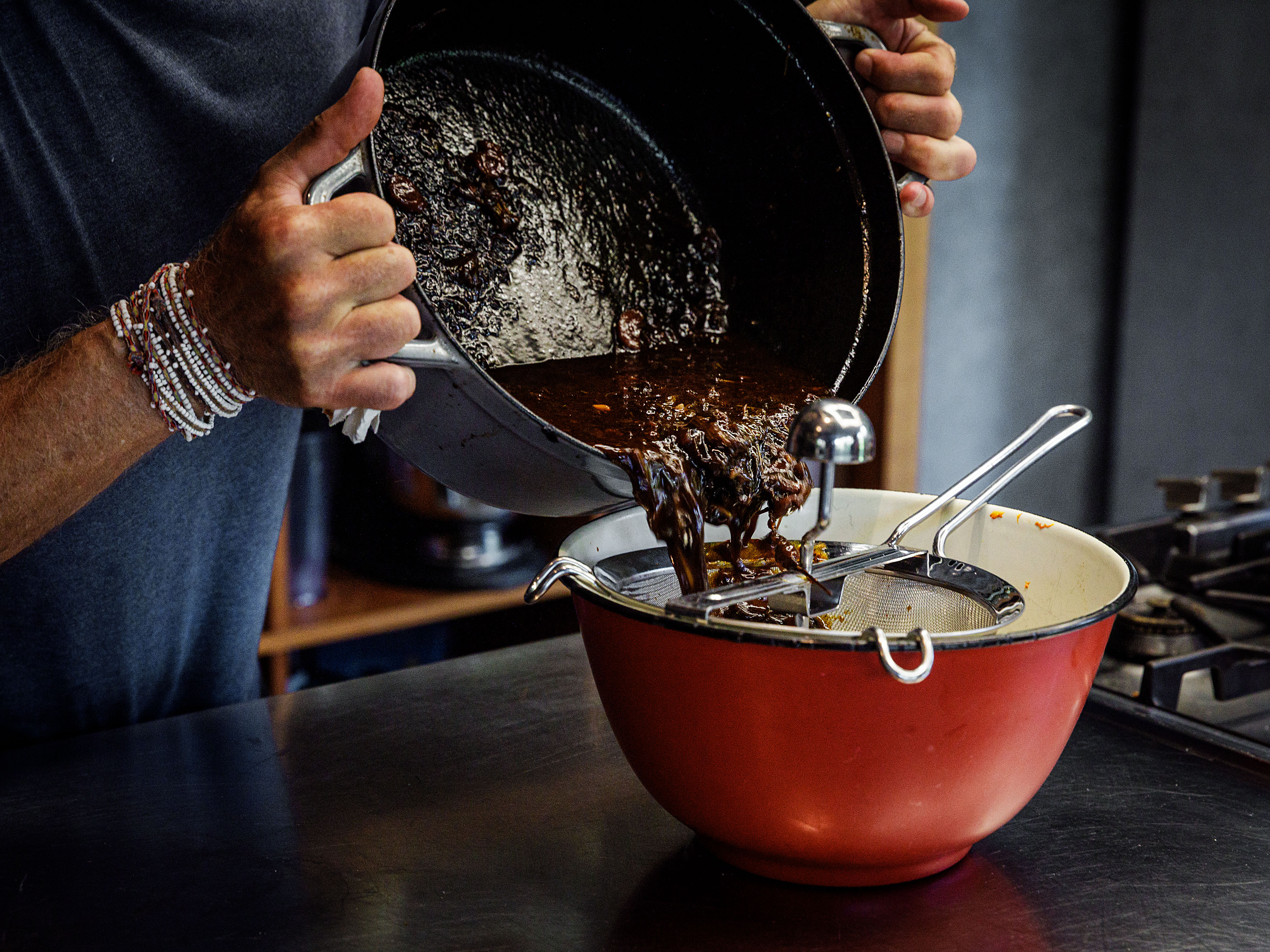 Schritt 4: Die Sauce etwas einkochen und abpassieren