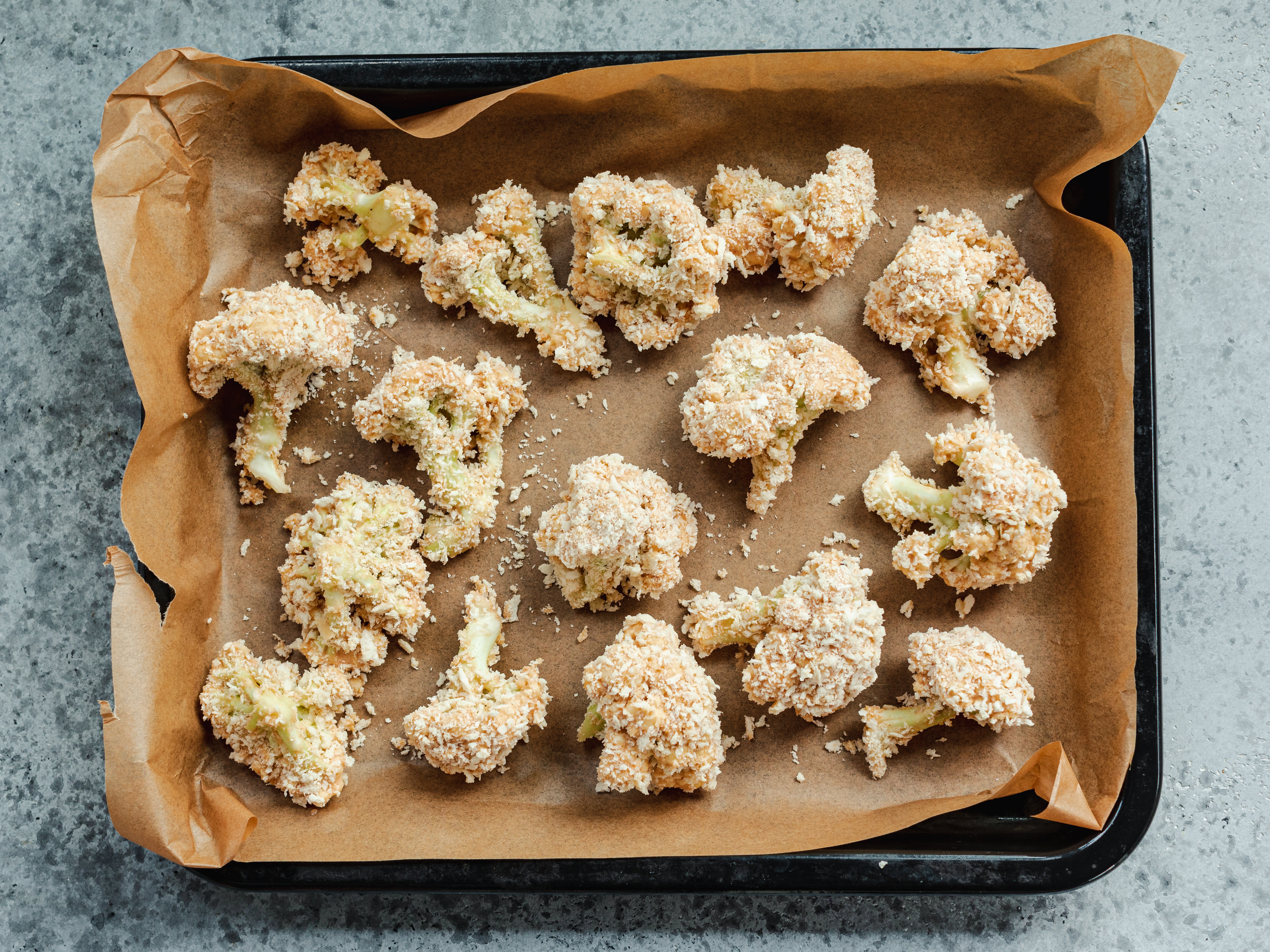 Schritt 1: Die Röschen gut mit dem Paniermehl bedecken und auf das vorbereitete Backblech legen